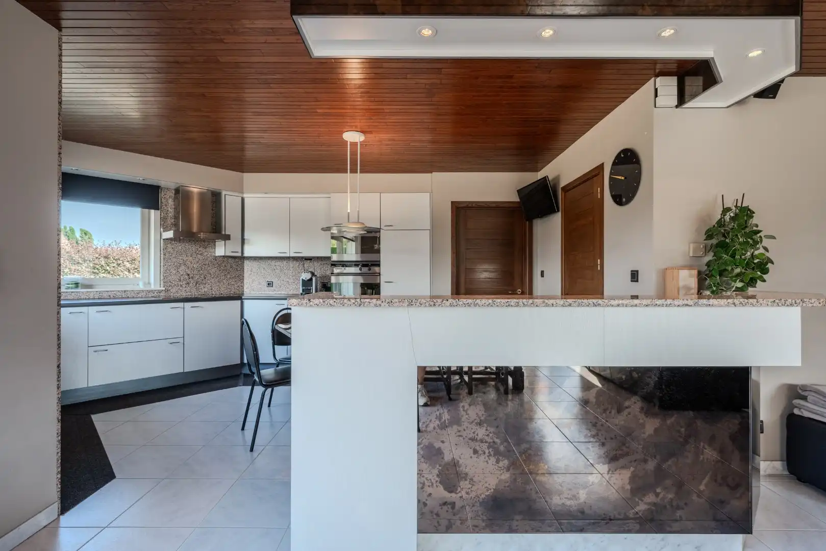 Charmante, instapklare alleenstaande villa in rustige en mooie woonwijk foto 8