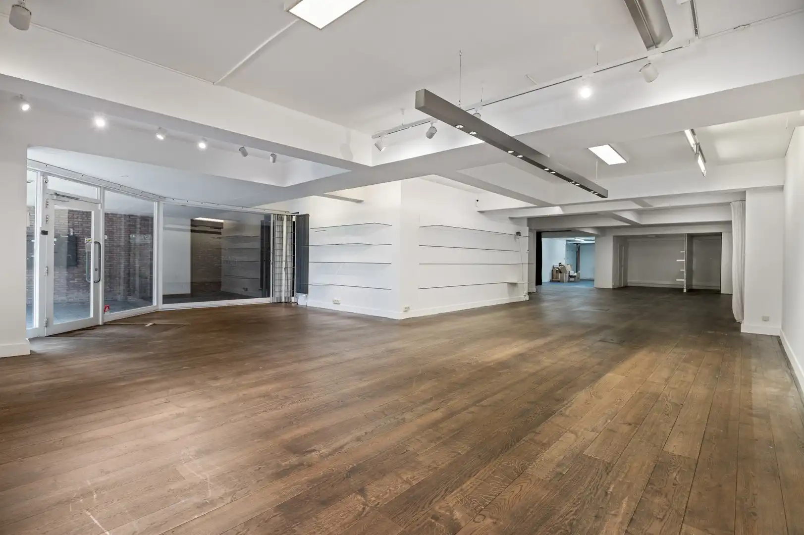 Handelsgelijkvloers met hoge visibiliteit op Bredabaan foto 2