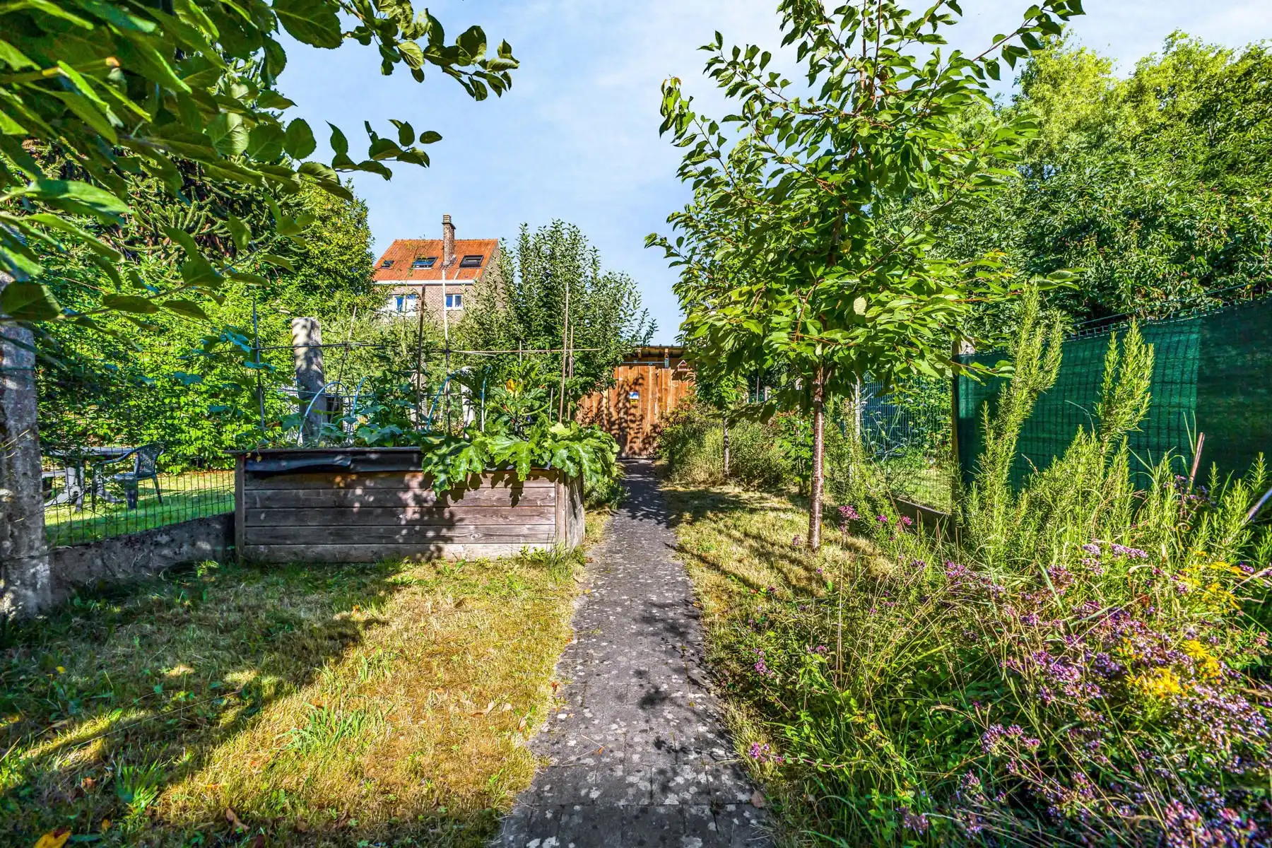 Instapklare woning met drie slaapkamers en tuin foto 2