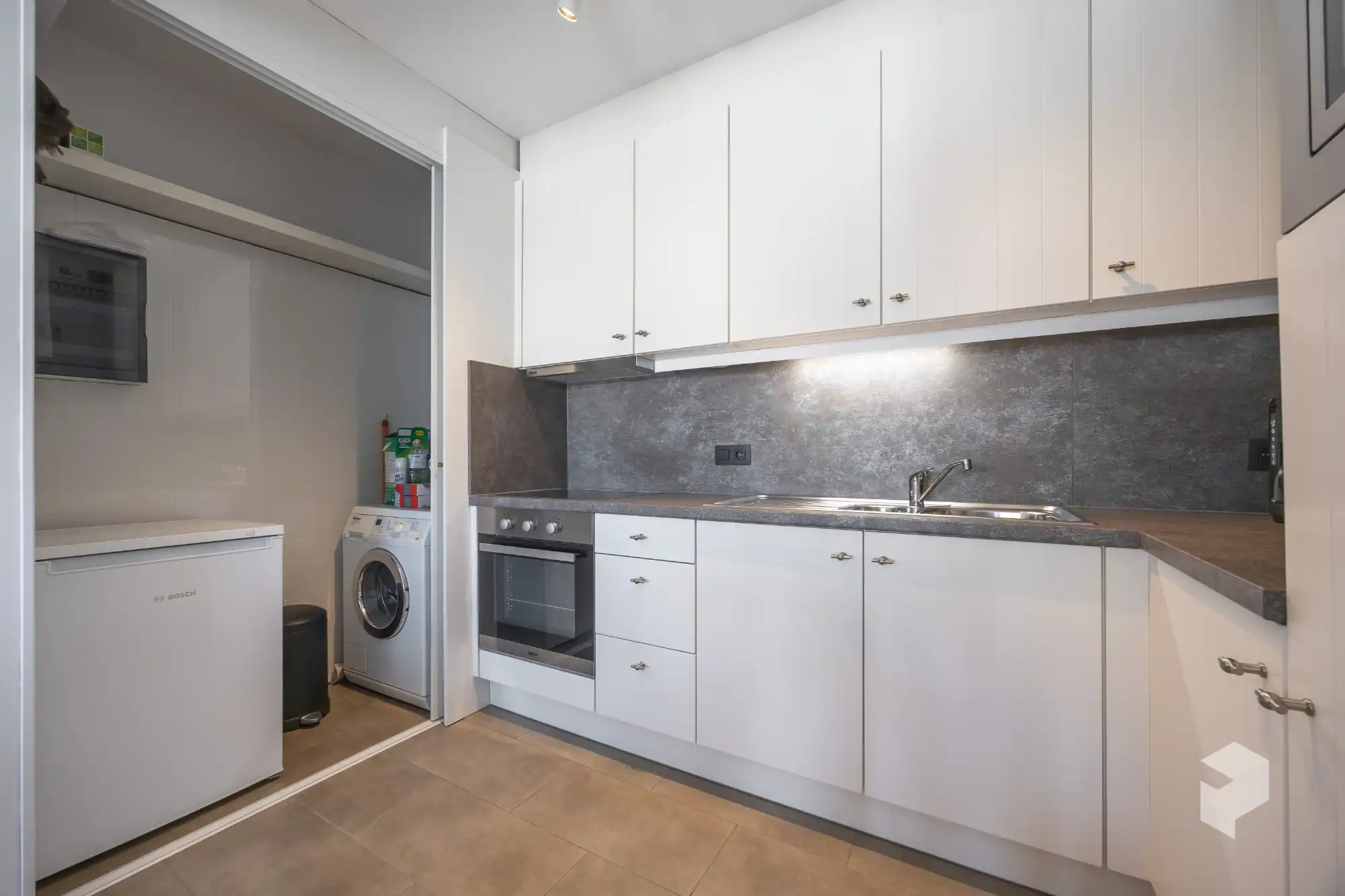 Goed gelegen ruim vernieuwd 2 slaapkamer appartement met terras en grote berging. foto 15
