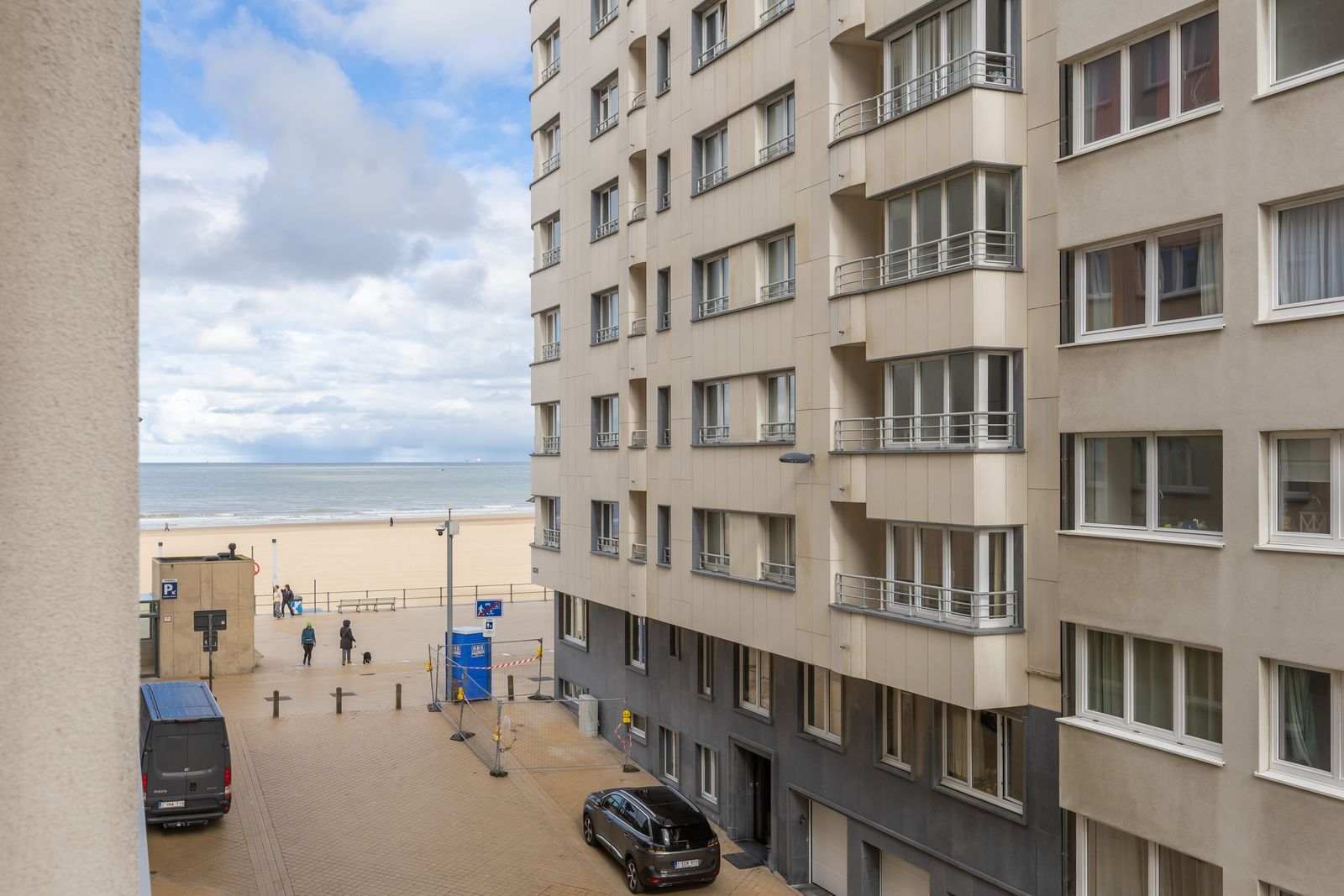 Ruim en lichtrijk appartement met 3 slaapkamers pal aan strand foto 5