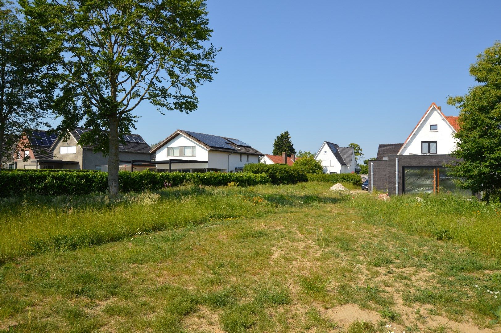 Ruime open bebouwing in Oostkamp met zonnige tuin op perceel van 800m² foto 2