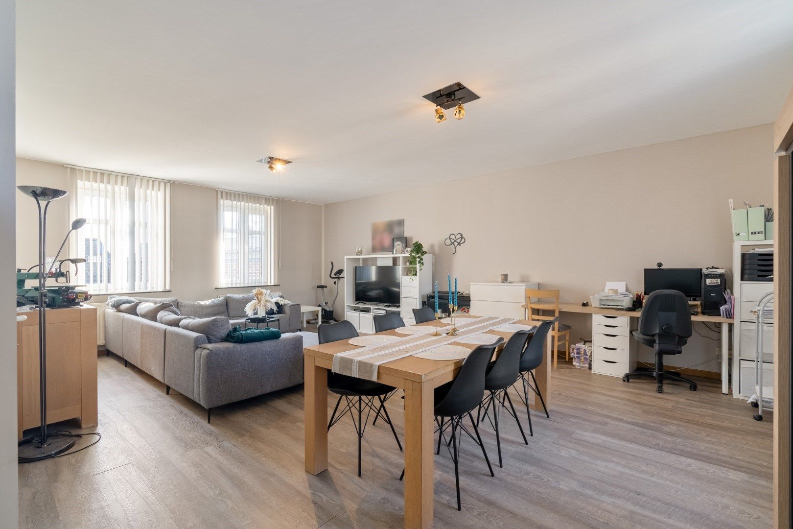 Duplexappartement (189 m²) met overdekt terras en garage in een statige herenwoning in het centrum van Hoeselt foto {{pictureIndex}}