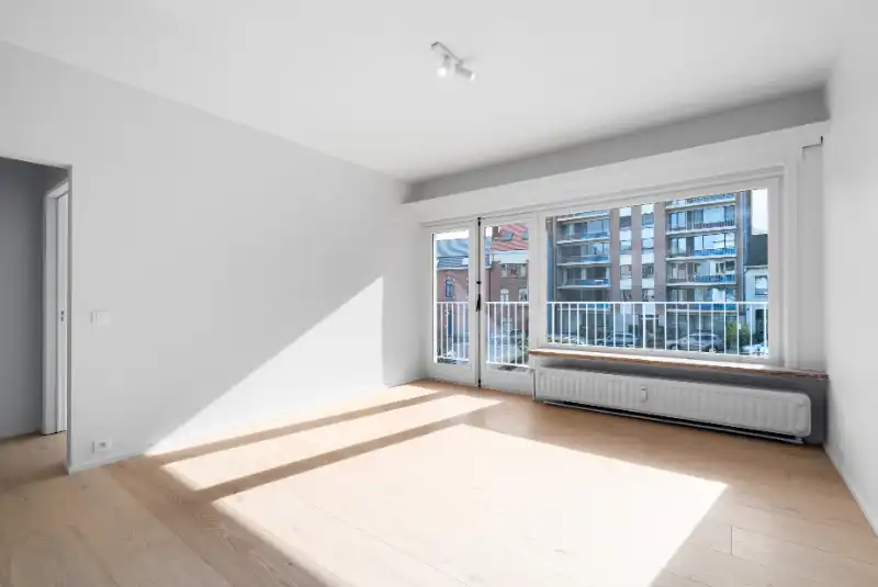 --- NIEUW --- Top gelegen gerenoveerd één slaapkamer appartement met terras. foto 5