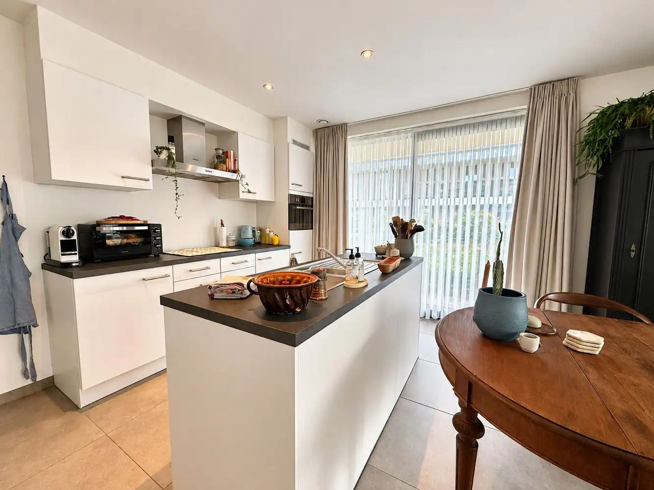 Modern gelijkvloers appartement met drie slaapkamers en gezellig tuintje foto 5