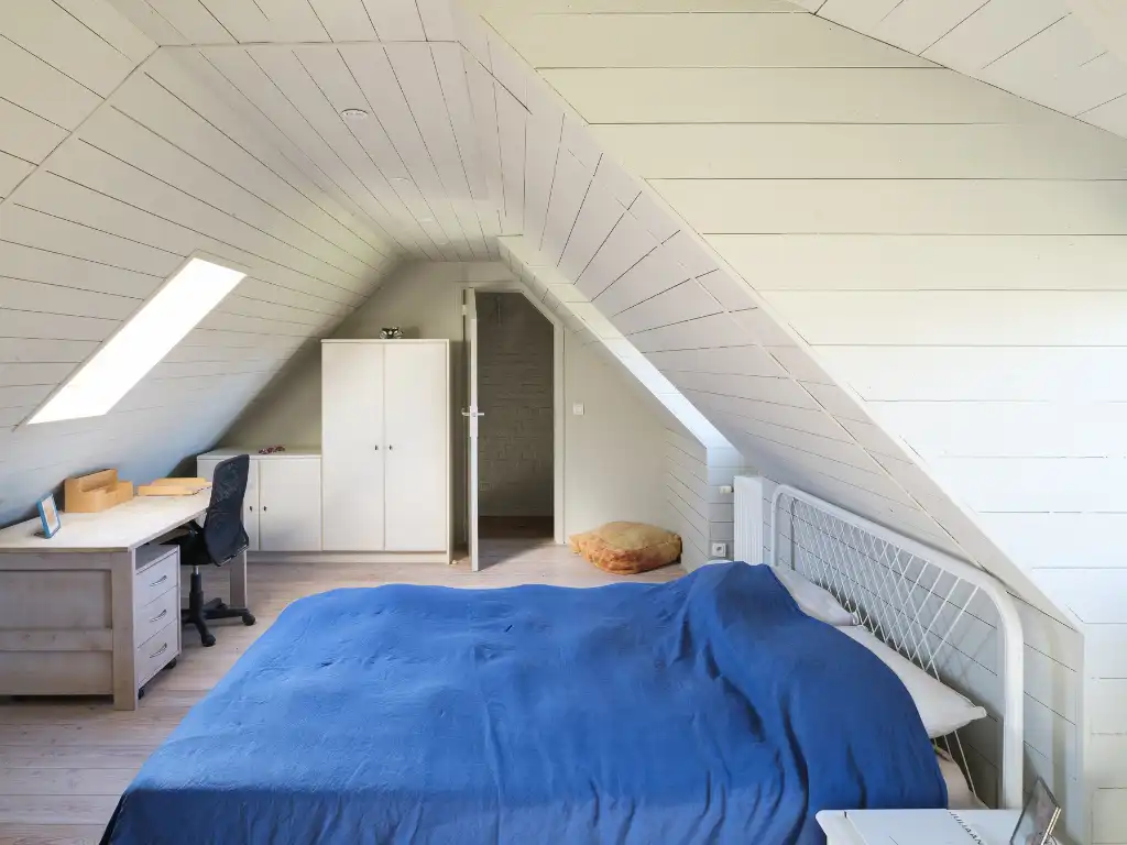 Karaktervolle hoeve met 5 slaapkamers en 4 badkamers, discreet gelegen op de tweede bouwlijn in een groene omgeving. foto 30