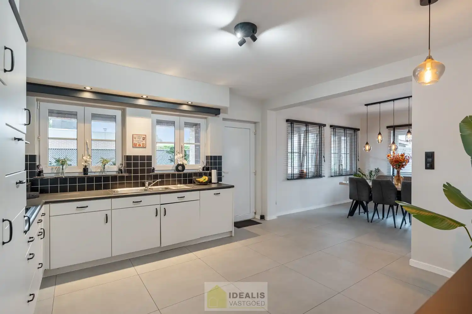 IDEALIS VASTGOED – ZEER RUIME EENGEZINSWONING MET EEN KNAPPE LEEFRUIMTE MET AANSLUITEND OPEN MODERNE KEUKEN, MOMENTEEL 3 SLAAPKAMERS MAAR MOGELIJKHEID TOT 4 SLAAPKAMERS, 2 BADKAMERS, ONDERKELDERD EN VOLLEDIG AANGELEGD MET EEN KNAPPE TUIN EN HEERLIJK OVERDEKT TERRAS OP EEN PERCEEL VAN 5A 63CA! Deze ruime gezinswoning omvat +- 215m² netto bewoonbare oppervlakte met een aangename woonkamer bestaande uit zit-en eetgedeelte, een open moderne keuken, 3 slaapkamers maar mogelijkheid tot 4 slaapkamers en 2 badkamers. Een unieke kans voor kandidaten op zoek naar een ééngezinswoning voorzien van alle faciliteiten en comfort op een fijne locatie in een residentiële wijk tussen de centra van Oudsbergen, Bocholt, Bree en Peer! De huidige eigenaars hebben de woning in 2023 grondig gerenoveerd en o.a. voorzien van vloerverwarming, een warmtepompboiler en 2 lucht-luchtsystemen om te koelen en warmen!! foto 12