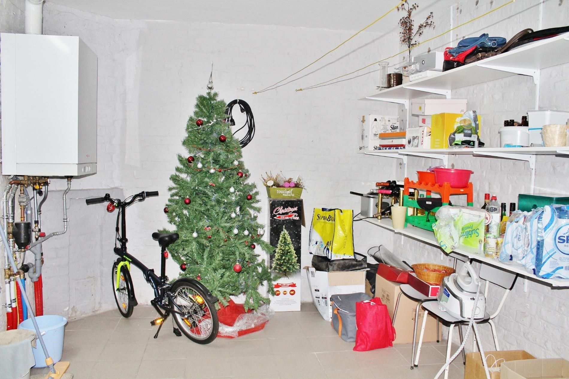 Rijwoning met koer op wandelafstand van de markt foto 9