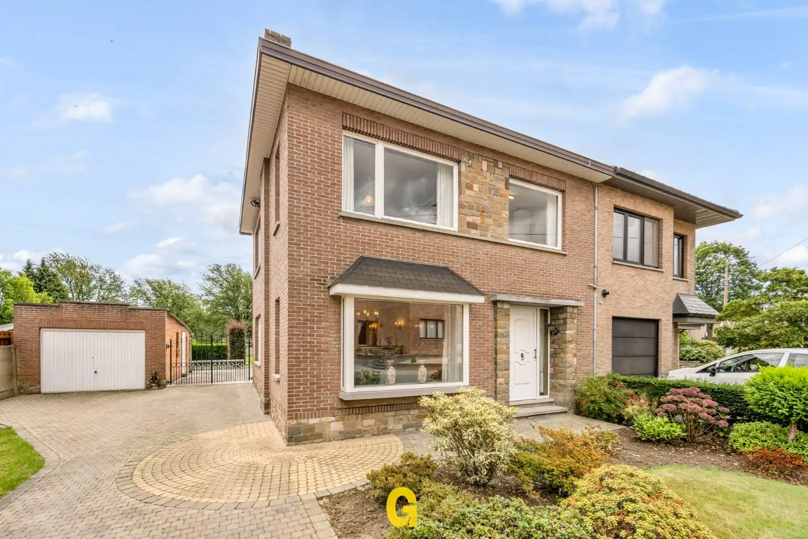 Hoofdfoto van de publicatie: *** IN OPTIE *** Te renoveren halfvrijstaande woning met 3 slaapkamers en bijzonder ruime tuin op 14a 39ca