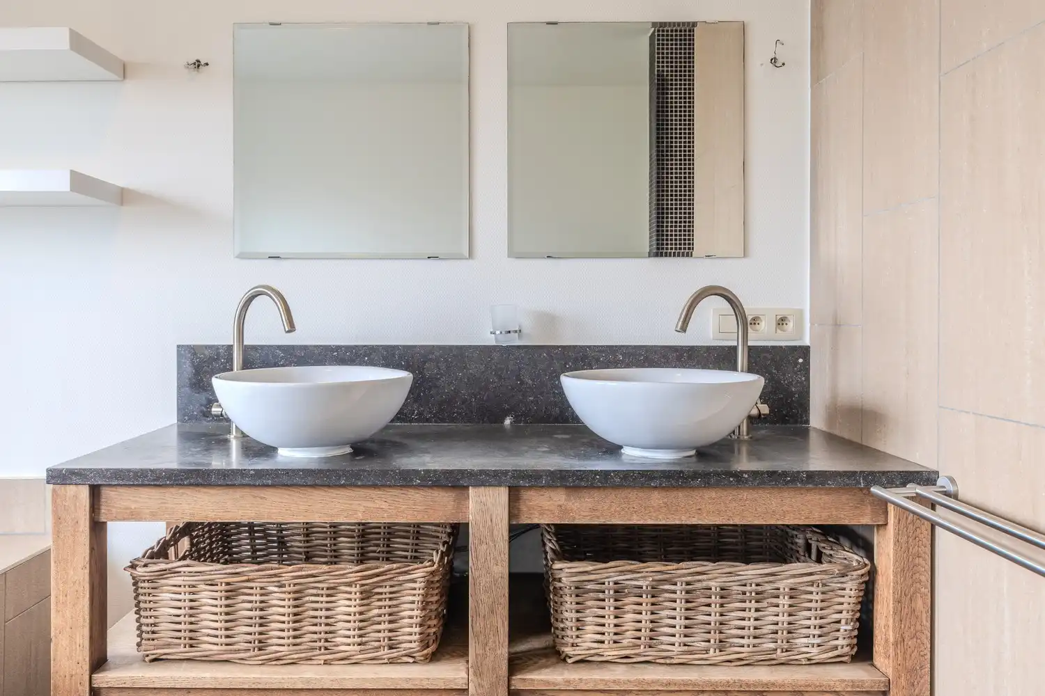 Instapklare woning op een ruim perceel van circa 8a8ca met tuin en garage op een gunstige locatie. foto 19