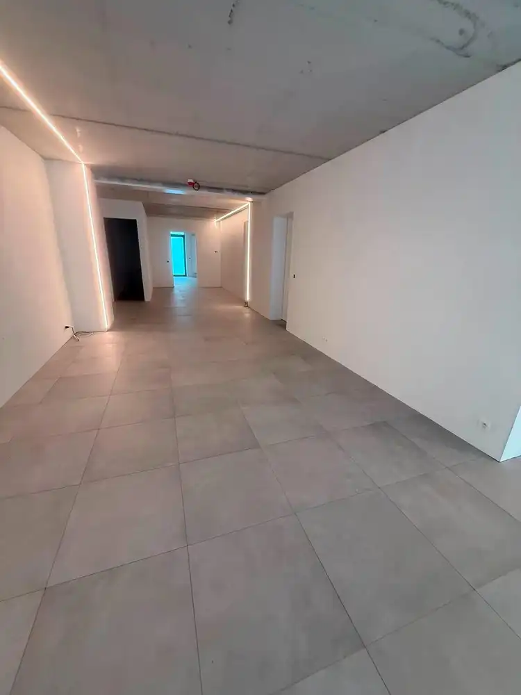 Instapklare nieuwbouw handelsruimte op A-locatie in Oostduinkerke foto 8