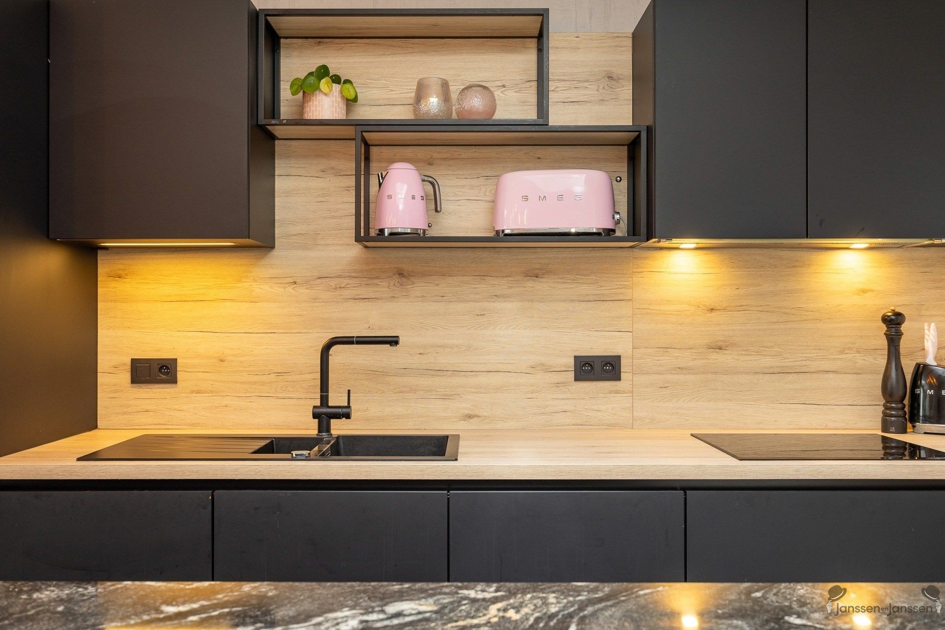 Charmante, instapklare woning met vernieuwde designkeuken, 4 slaapkamers en garage in hartje Brasschaat foto 3