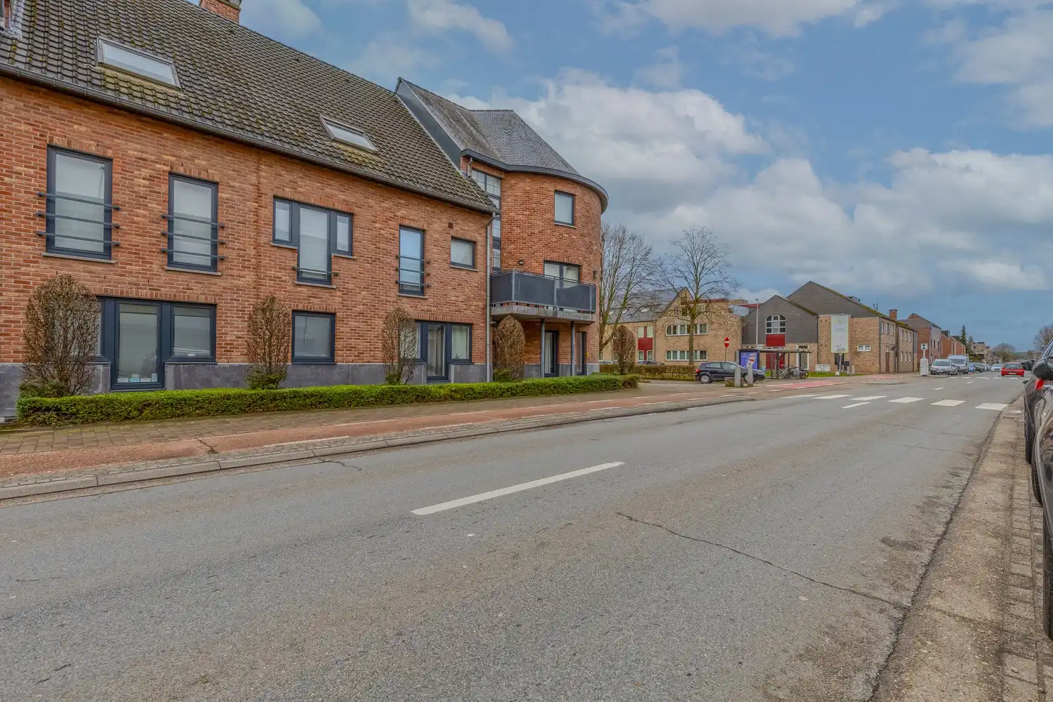 Appartement met drie slaapkamers, momenteel ingericht als dokterspraktijk in Maasmechelen. foto 32