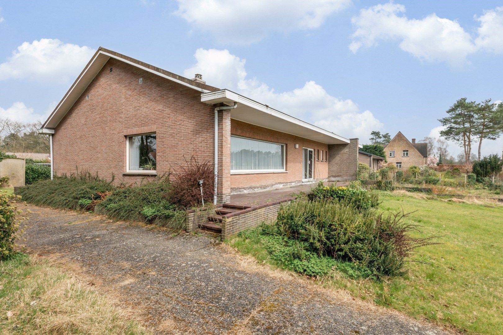 Vrijstaande woning met volledige kelder op 1715 m² – ruimte, rust én renovatiekansen! foto 2