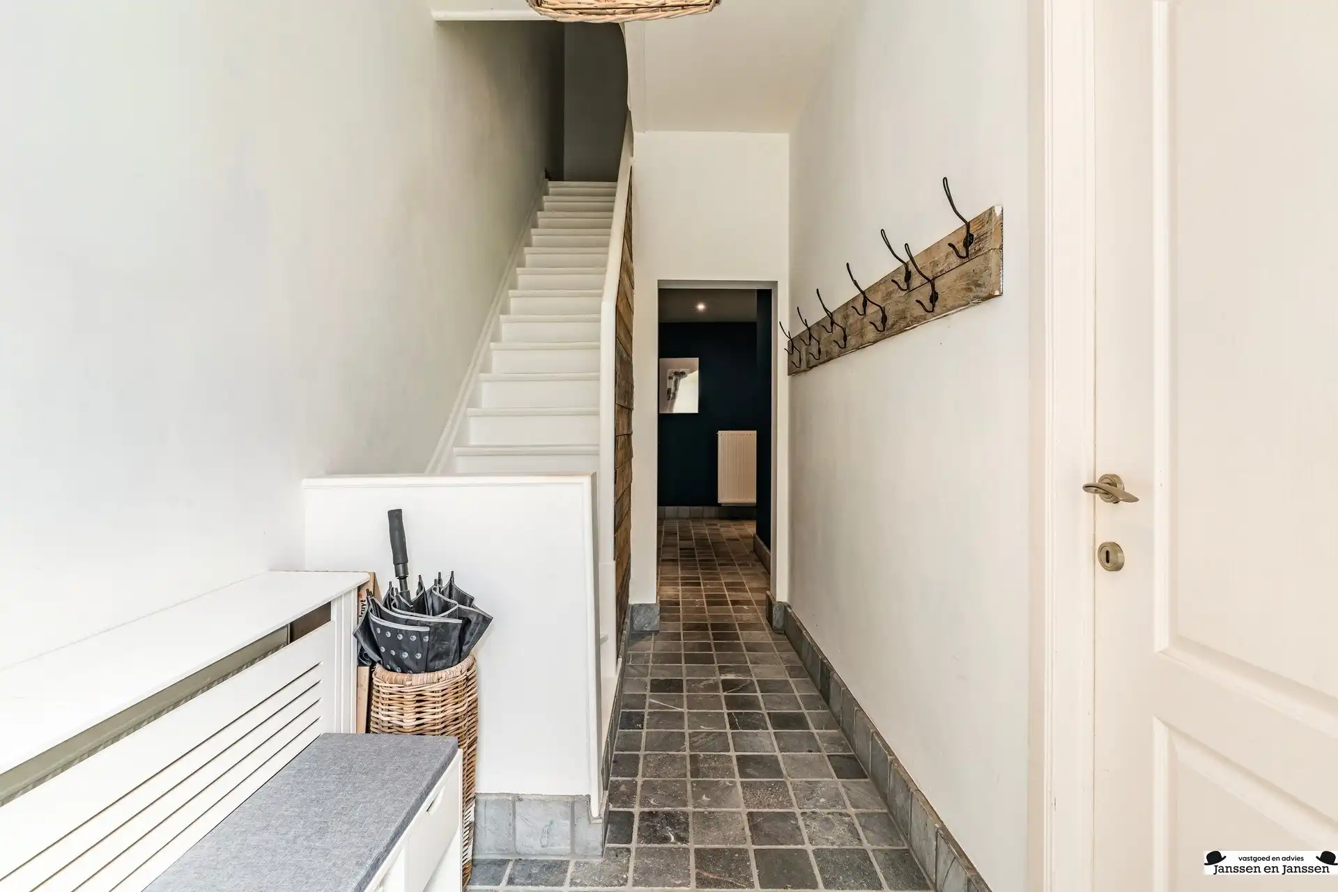 Ruime en instapklare gezinswoning met 4 slaapkamers, garage en tuin foto 12
