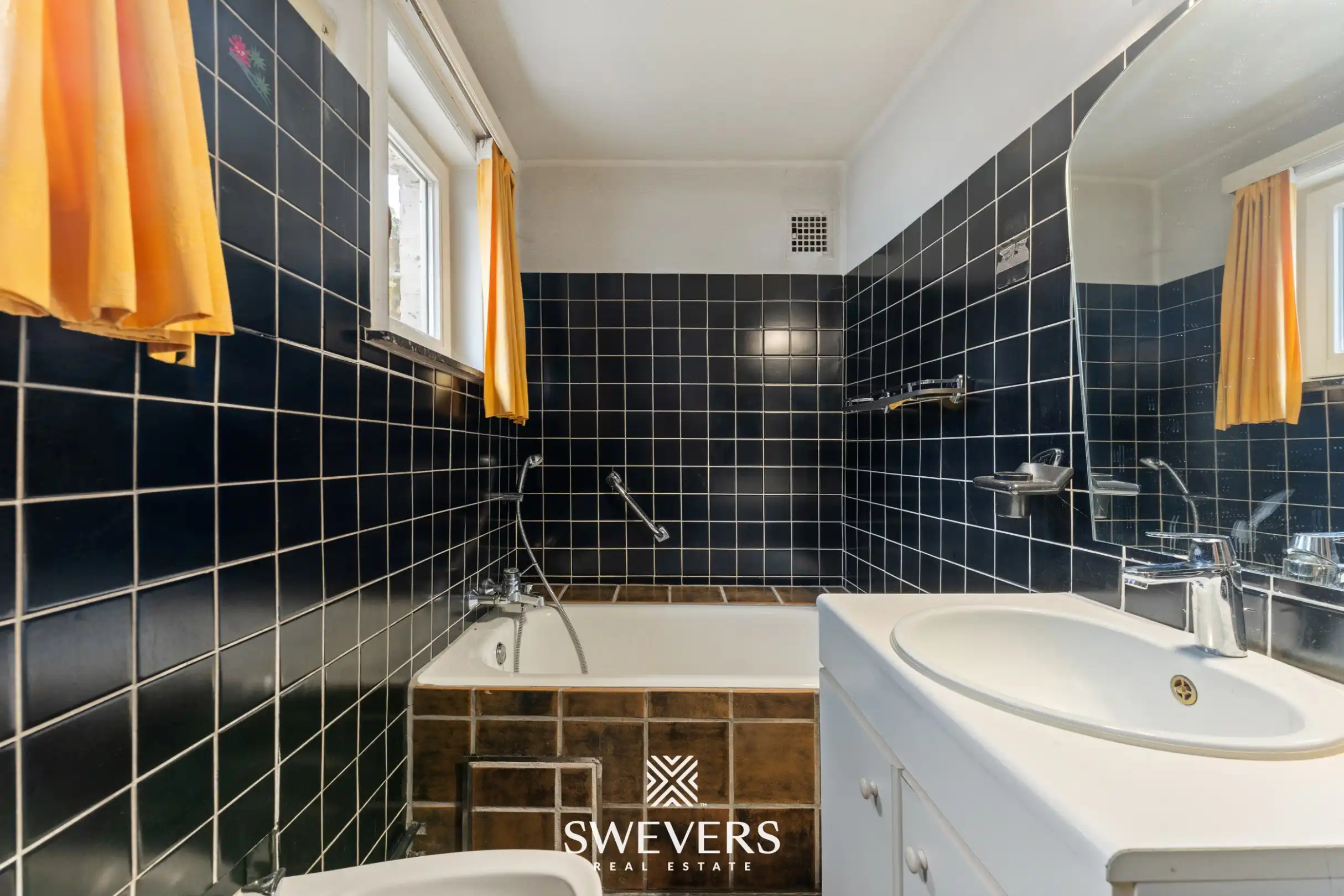 Ruime gezinswoning met multifunctionele loods op commerciële toplocatie foto 25