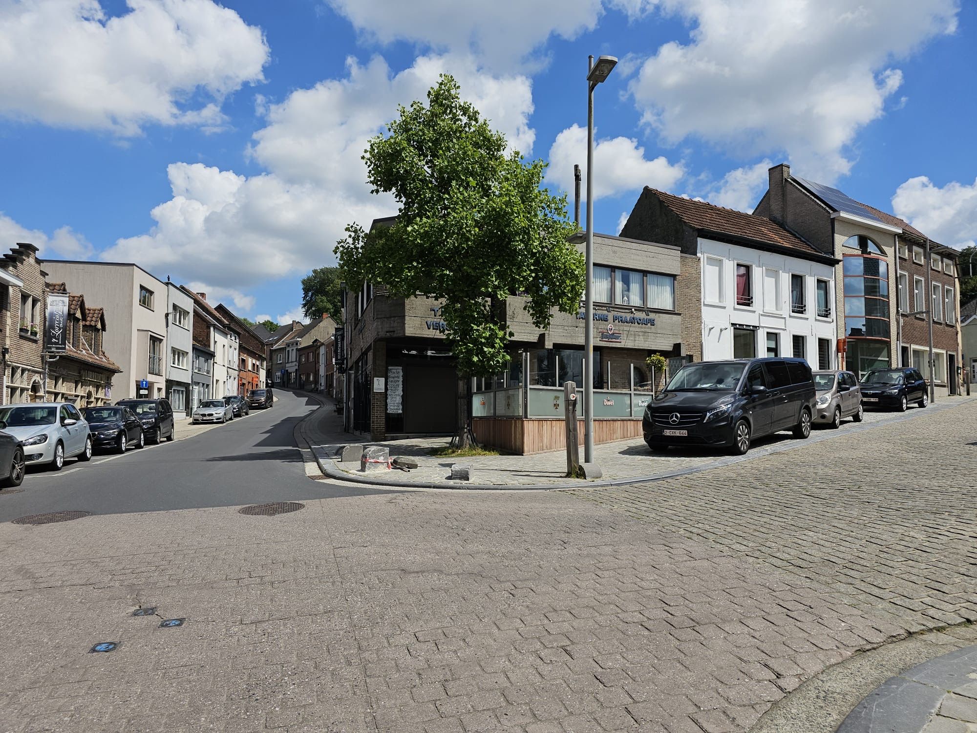 Hoekpand (handelsgelijkvloers + appartement) aan de voet van de Muur foto 1