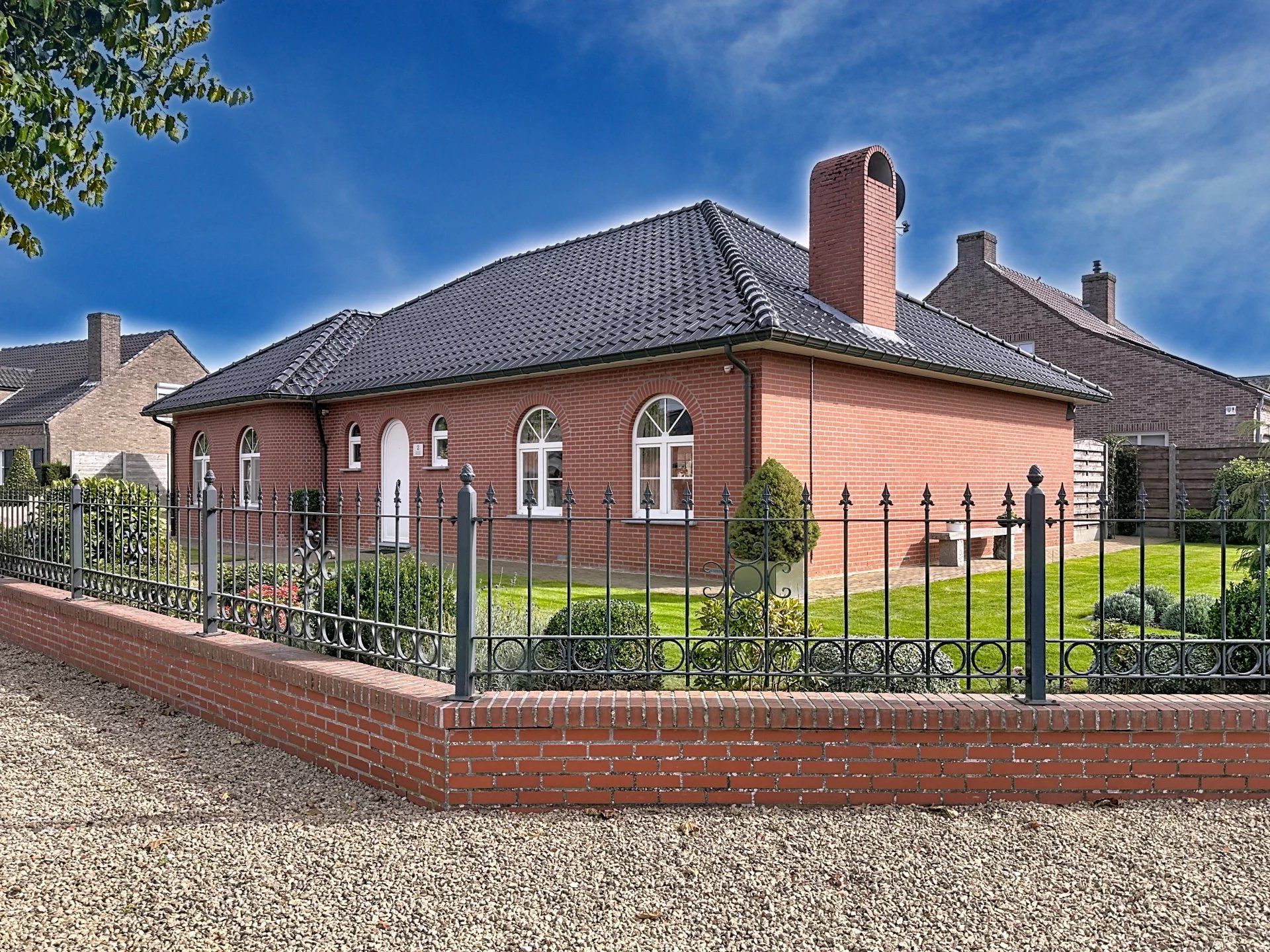 Mooie, vrijstaande woning gelegen op een perceelsgrootte van 9 are, met maar liefst 4 slaapkamers en een ruime dubbele garage. foto {{pictureIndex}}
