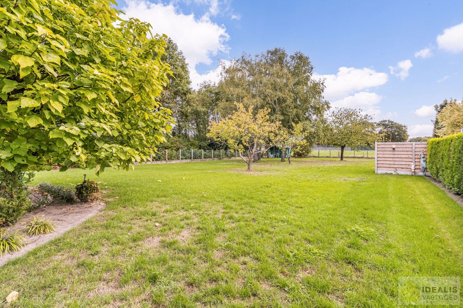 IDEALIS VASTGOED – PERFECT ONDERHOUDEN, INSTAPKLARE WONING +- 175M², MET MAAR LIEFST 4 SLAAPKAMERS, HEERLIJK LICHTRIJKE WOONKAMER EN DUBBELE GARAGE OP EEN PRACHTIG GROEN EN RUIM PERCEEL VAN 18A 43CA. foto 28