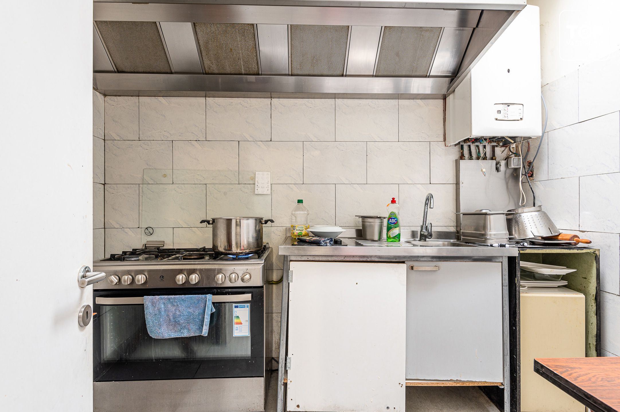 DISCREET Centraal gelegen (opbrengst) eigendom met verhuurd handelsgelijkvloers en 2-slaapkamer woonst foto 6