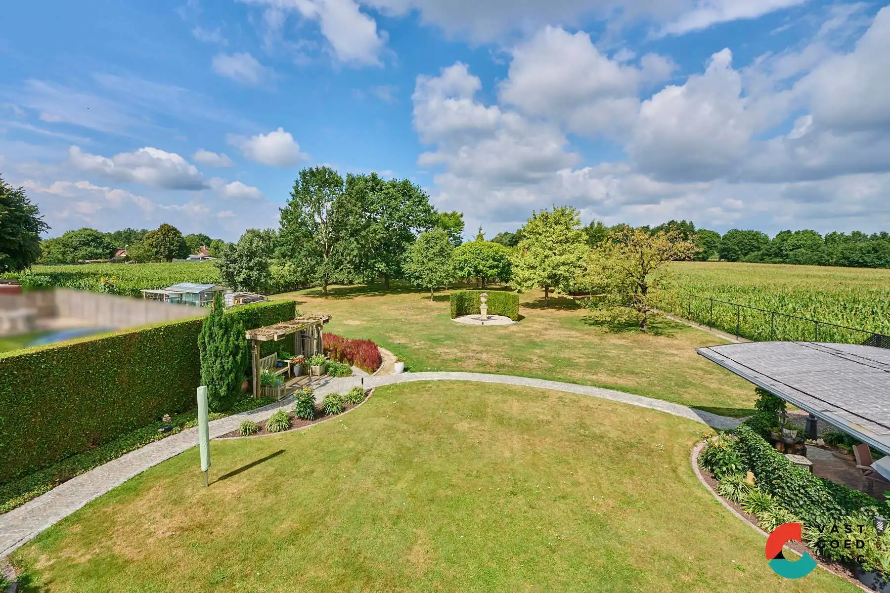 Ruime gezinswoning omringd door groen op een perceel met vrij uitzicht foto 22