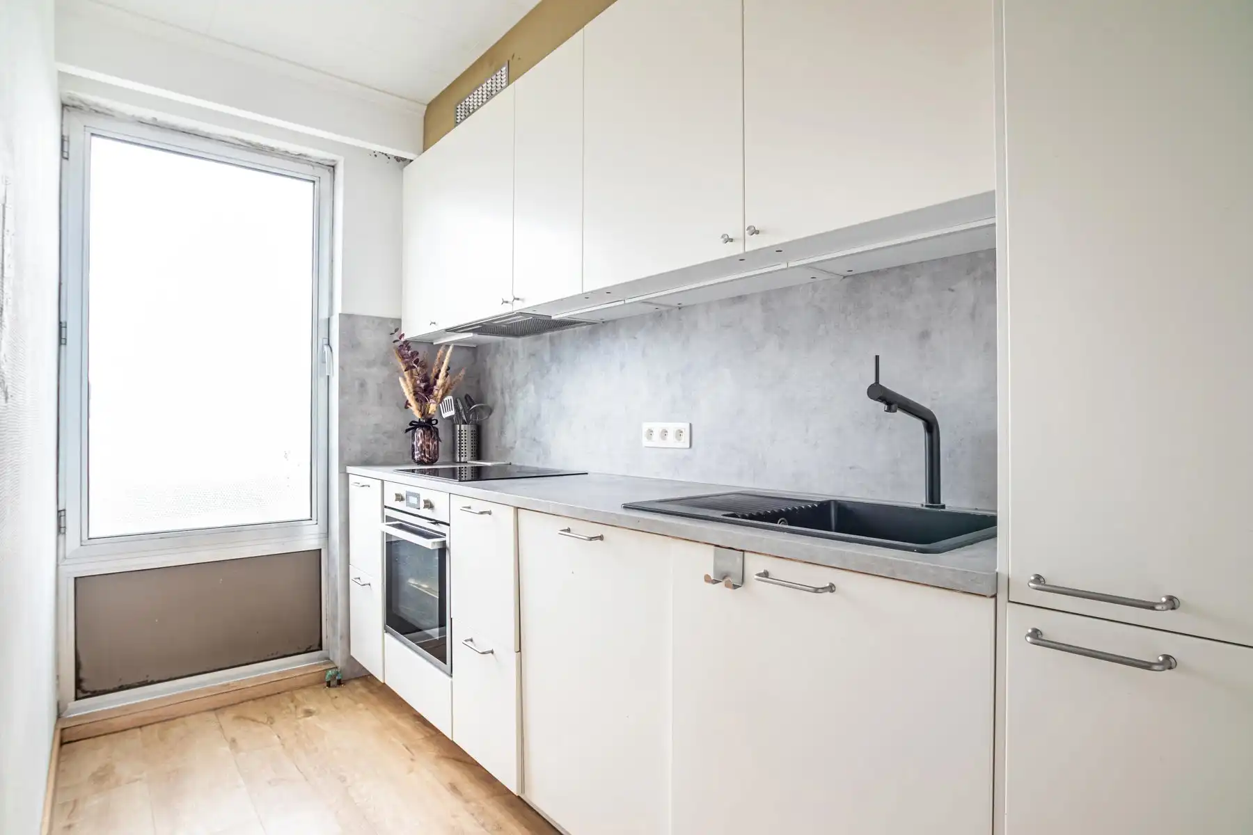 Ruim 2-slaapkamer appartement met garage en potentieel foto 7