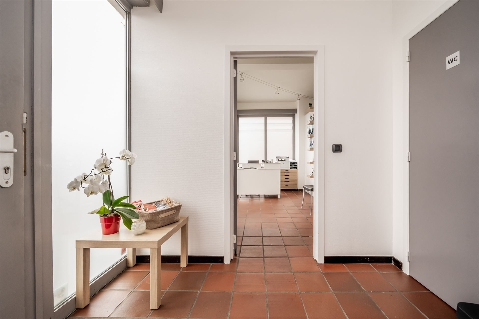 Instapklaar handelsgelijkvloers (120m²) met 3 staanplaatsen in het centrum van Keerbergen. foto 4