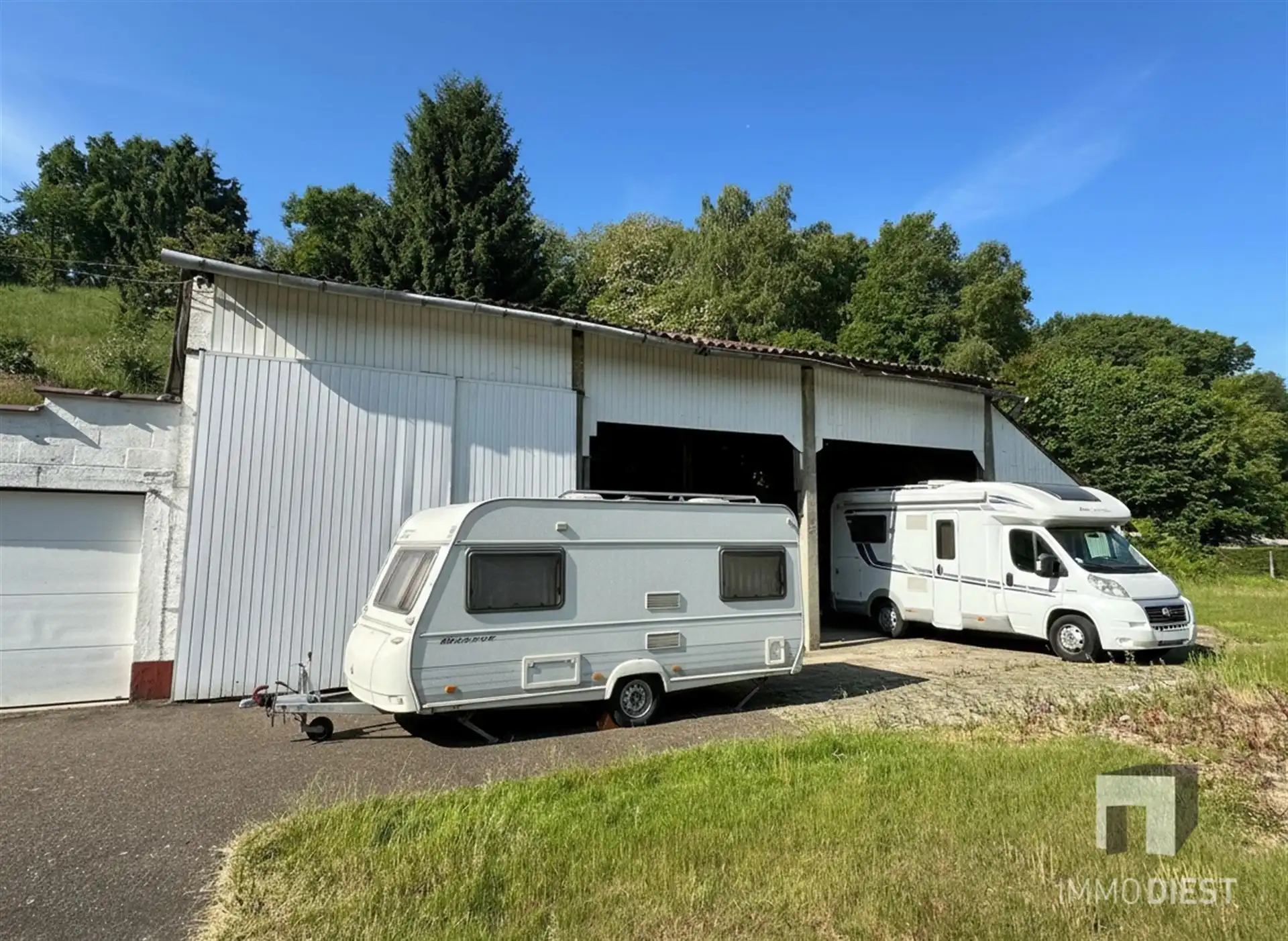 Woning met stalling/opslagplaats en weiland foto {{pictureIndex}}