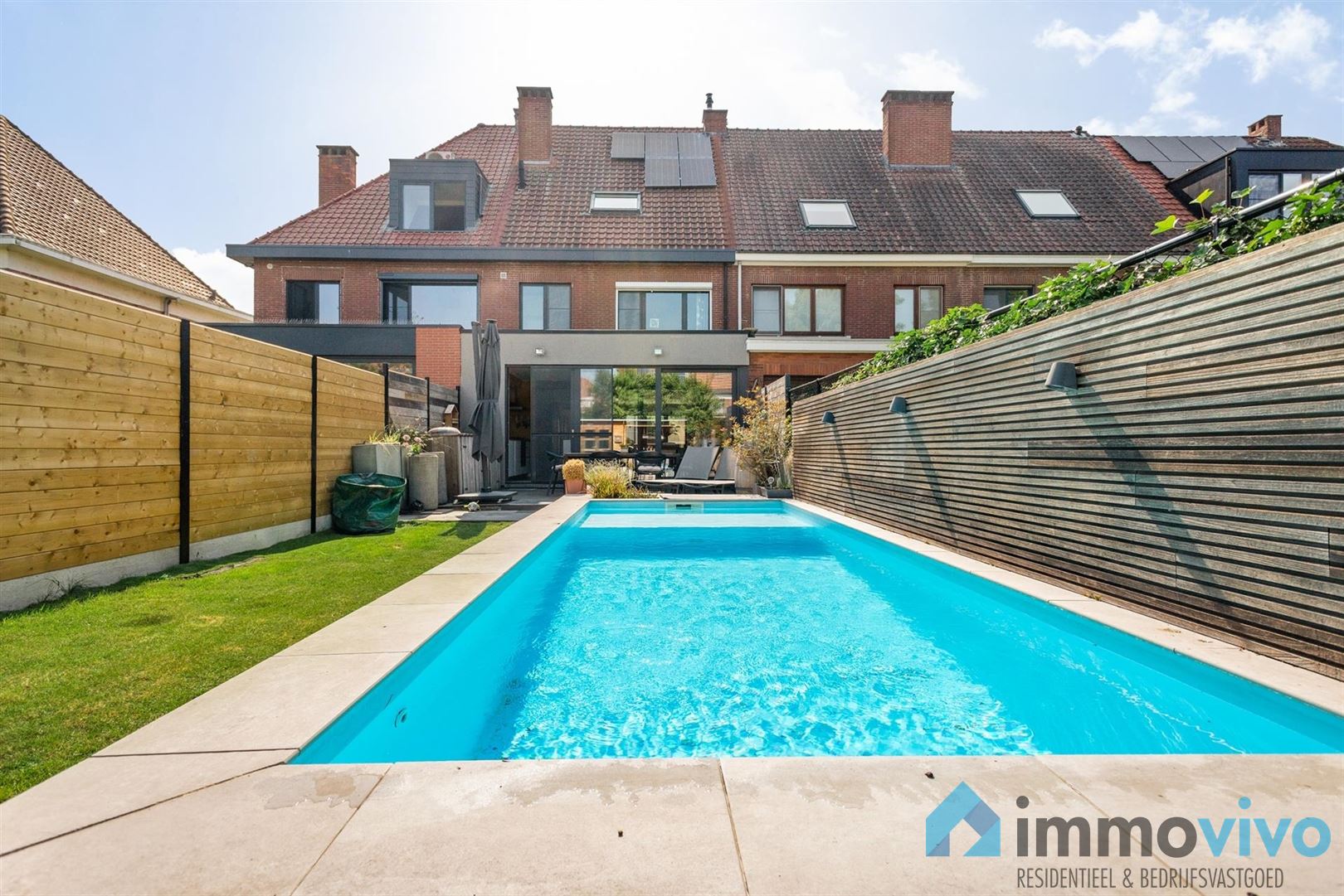 Gerenoveerde woning met zwembad op toplocatie aan Hof Ter Linden foto {{pictureIndex}}