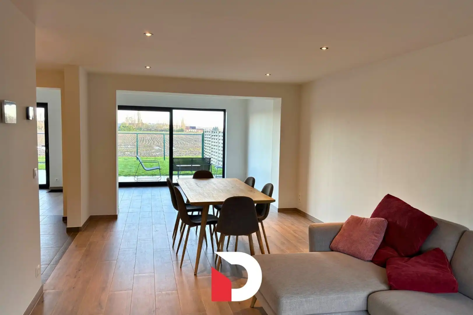 Gerenoveerde, lichtrijke woning met 3 slaapkamers en garage  foto 5