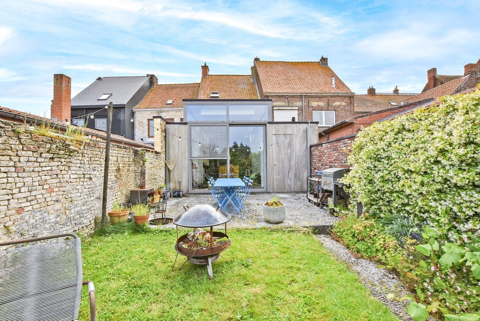 Met smaak gerenoveerde woning op een perceel van 747m² met toegang langs de zijkant. foto 17