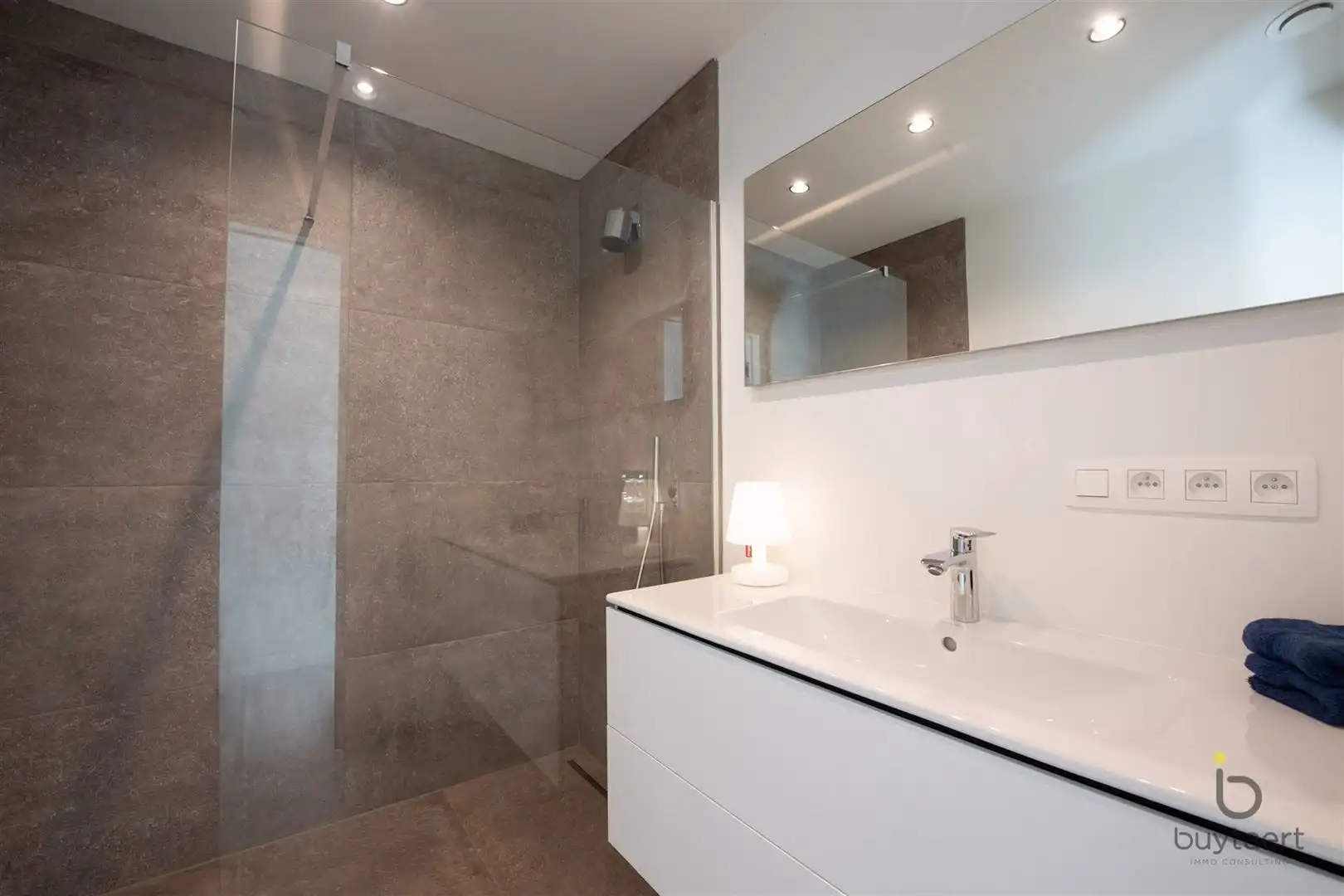 Recent 1 slaapkamer appartement met prachtig uitzicht! foto 25