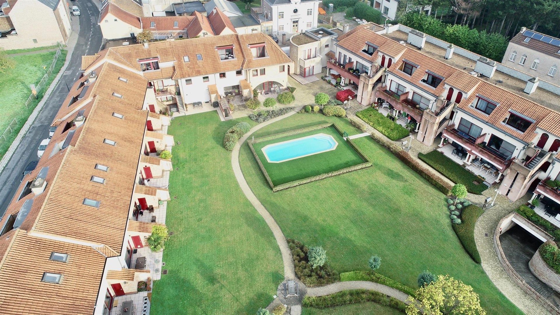 Rustig gelegen appartement met twee slaapkamers en ruim terras foto 1