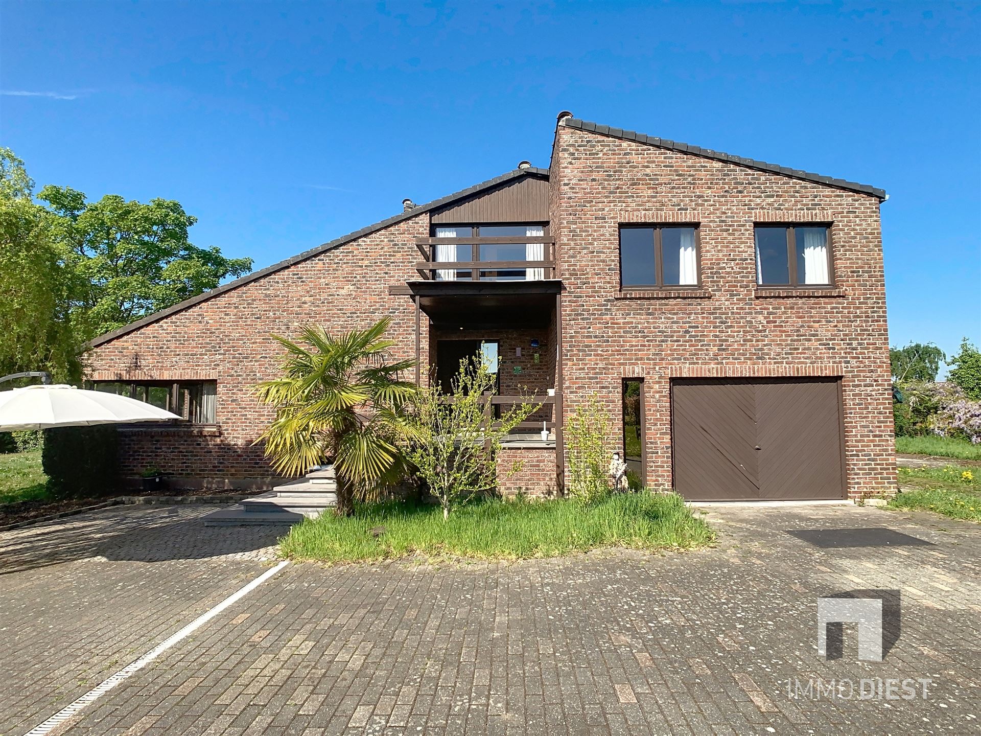 Op te frissen splitlevelwoning met karakter, ruimte en een prachtige tuin op toplocatie! foto 2
