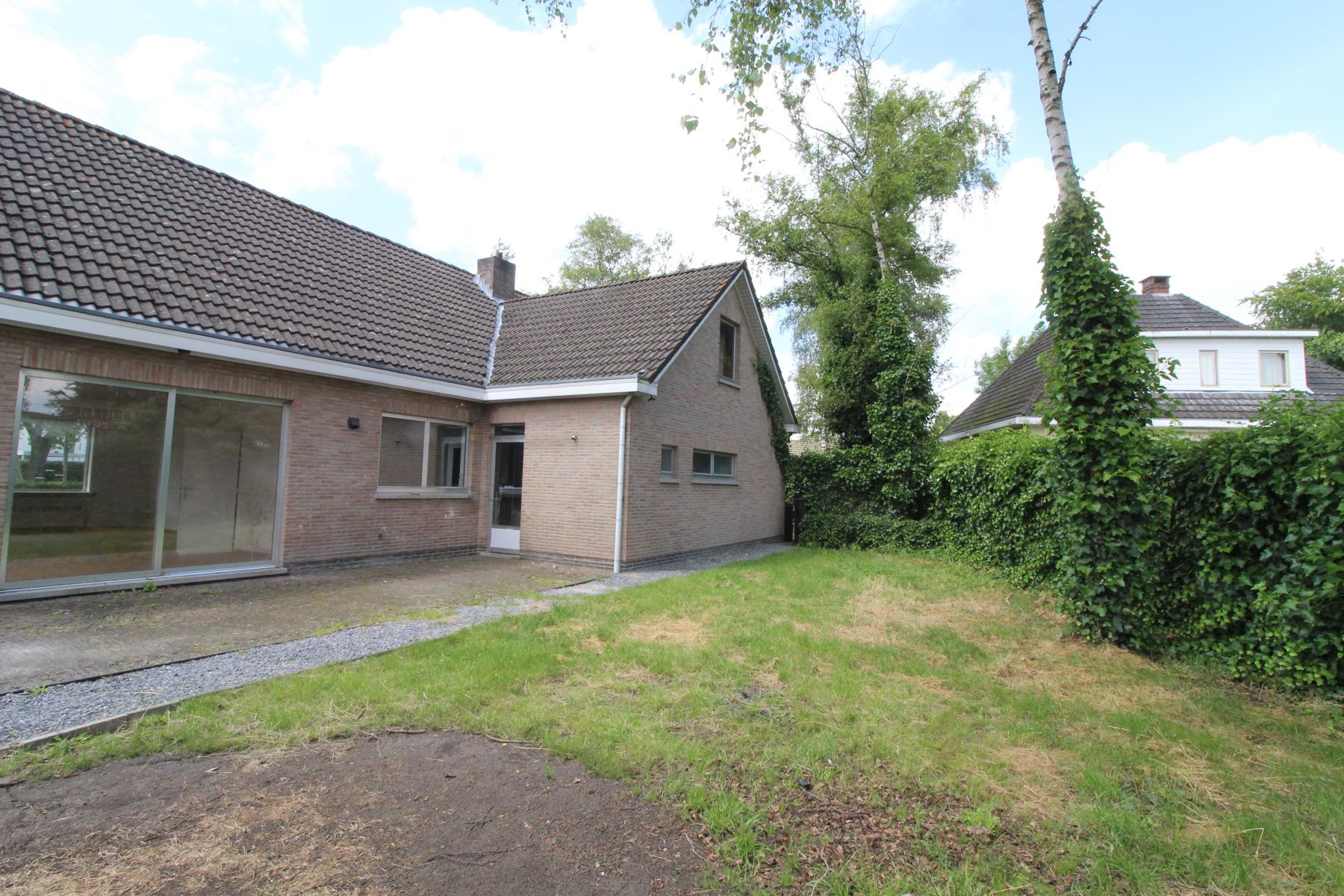 Deze degelijk gebouwde woning uit de jaren '70 is toe aan een opknap / renovatiebeurt en heeft volgende te bieden;     Gelijkvloers:  inkomhal met aansluitend nachthal Leefruimte met schuifraam naar terras keuken met aansluitend berging (onder de trap) achter inkom met toilet en toegang tot inpandige garage ruime garage met extra buitendeur en automatische poort naast de garage nog een berging/technische ruimte 2 slaapkamers badkamer met bad, lavabo en voorziening voor toilet  De eerste verdiepi foto 22