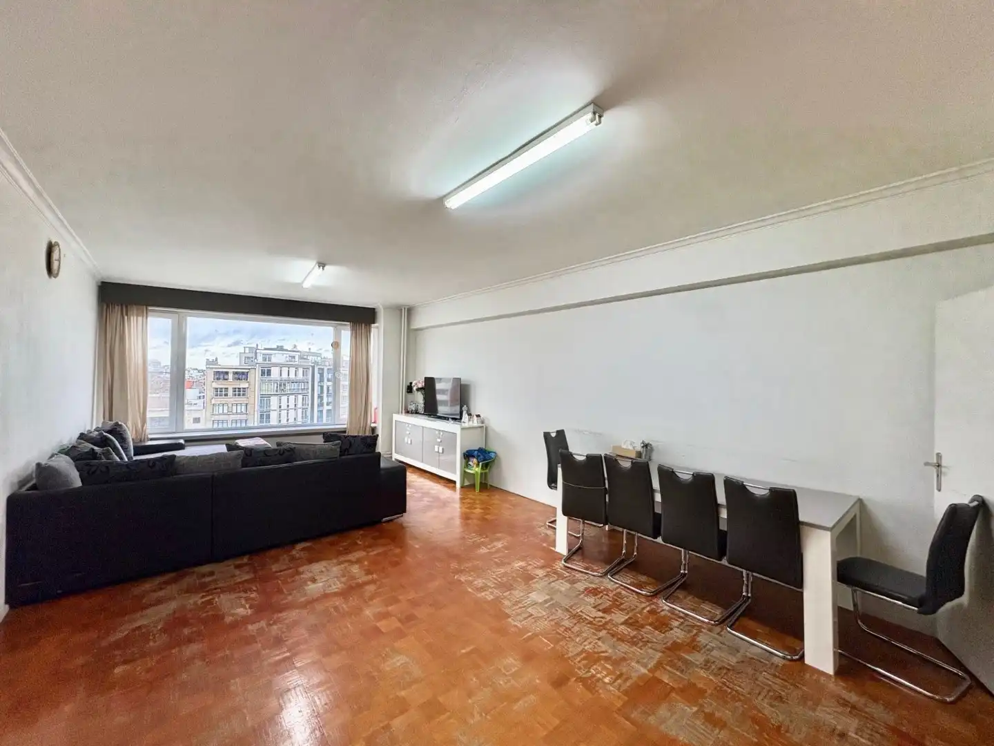 Te renoveren ruim 2-slpk appartement met staanplaats en kelder foto 3