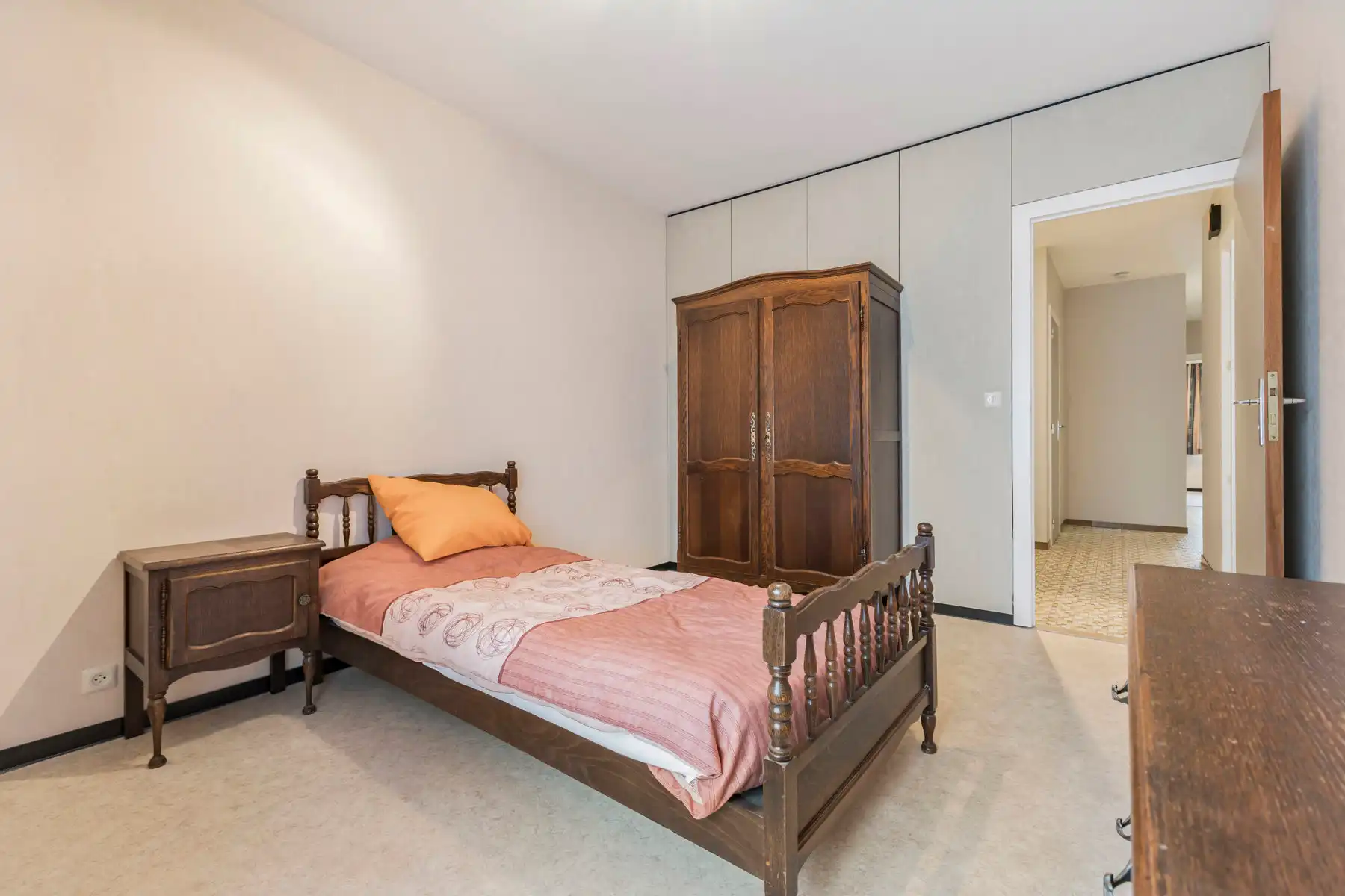 Goed gelegen appartement met 2 slaapkamers en bureau foto 12