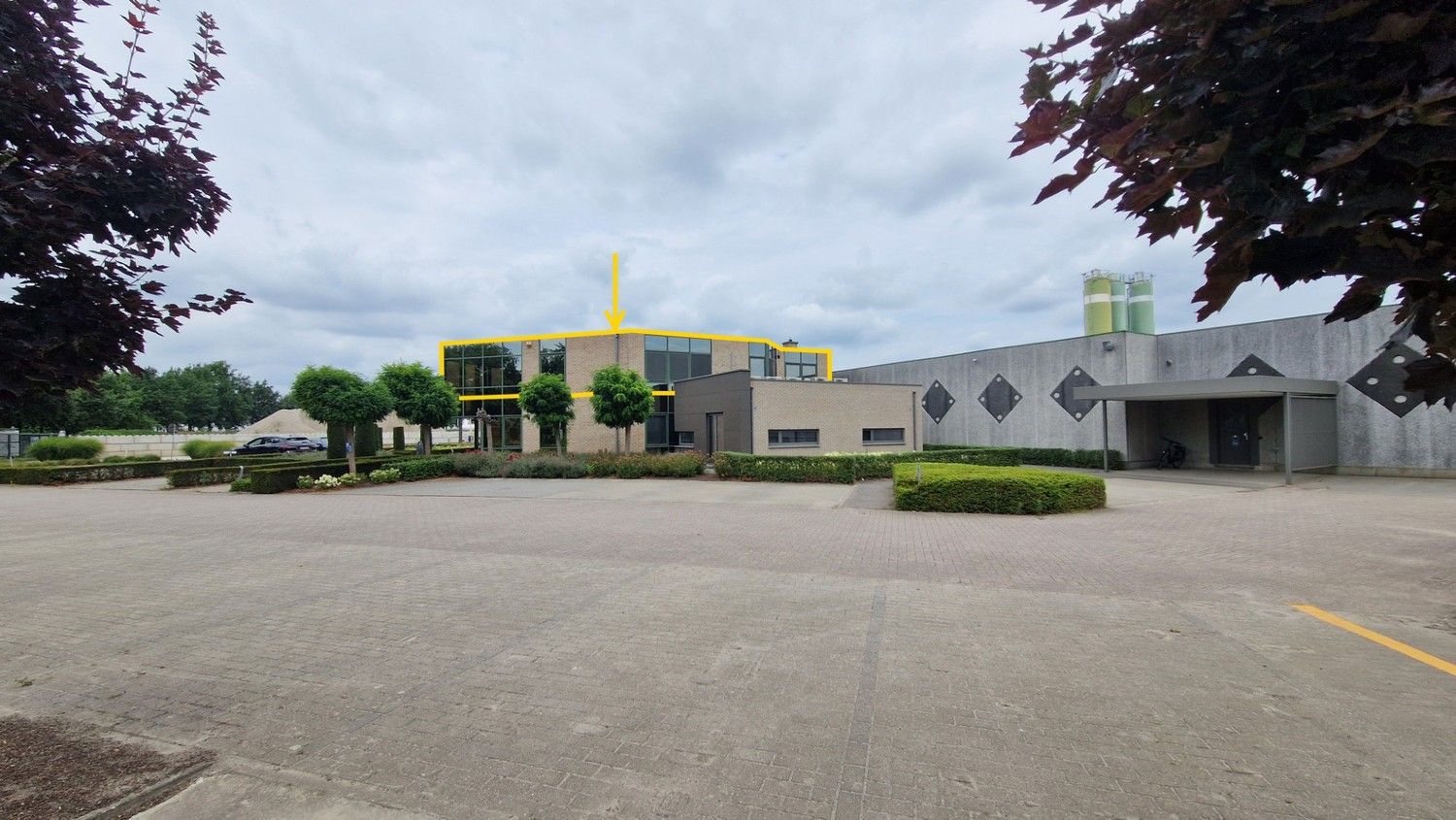 Kantoorruimtes met sanitair, kitchenette en parkeerplaatsen foto 3