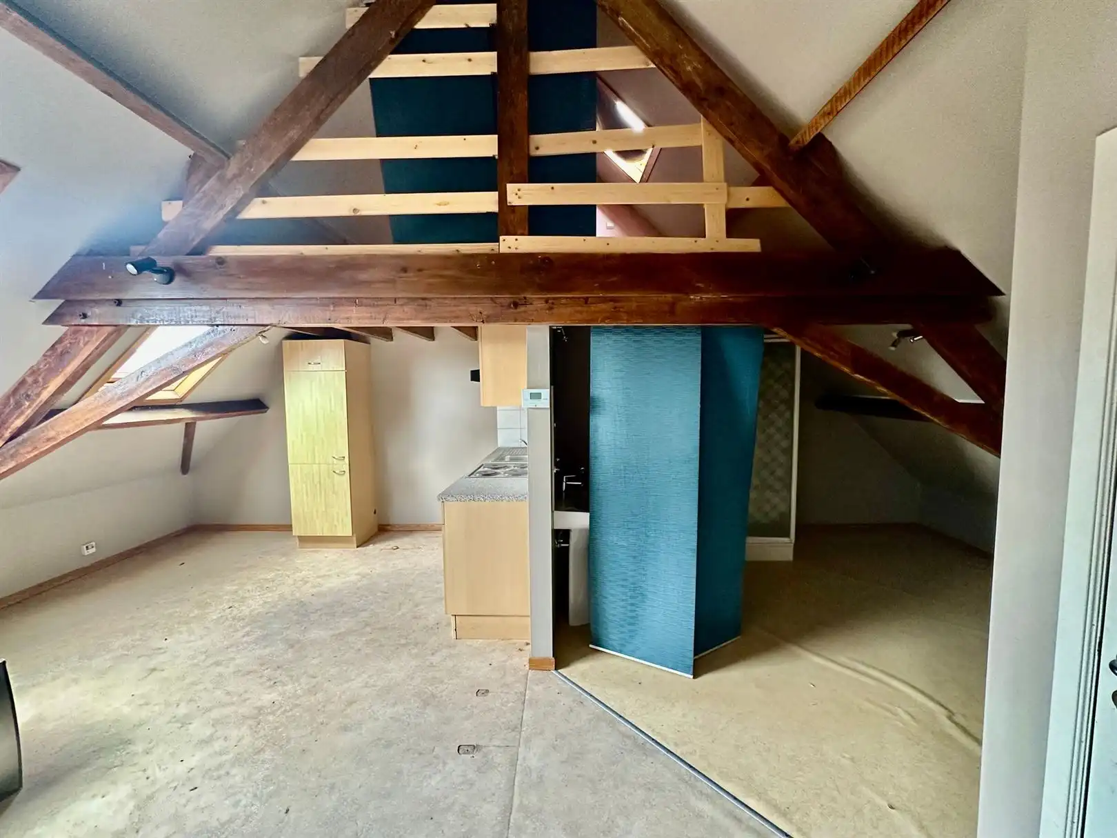 Te renoveren woning met garage foto 8