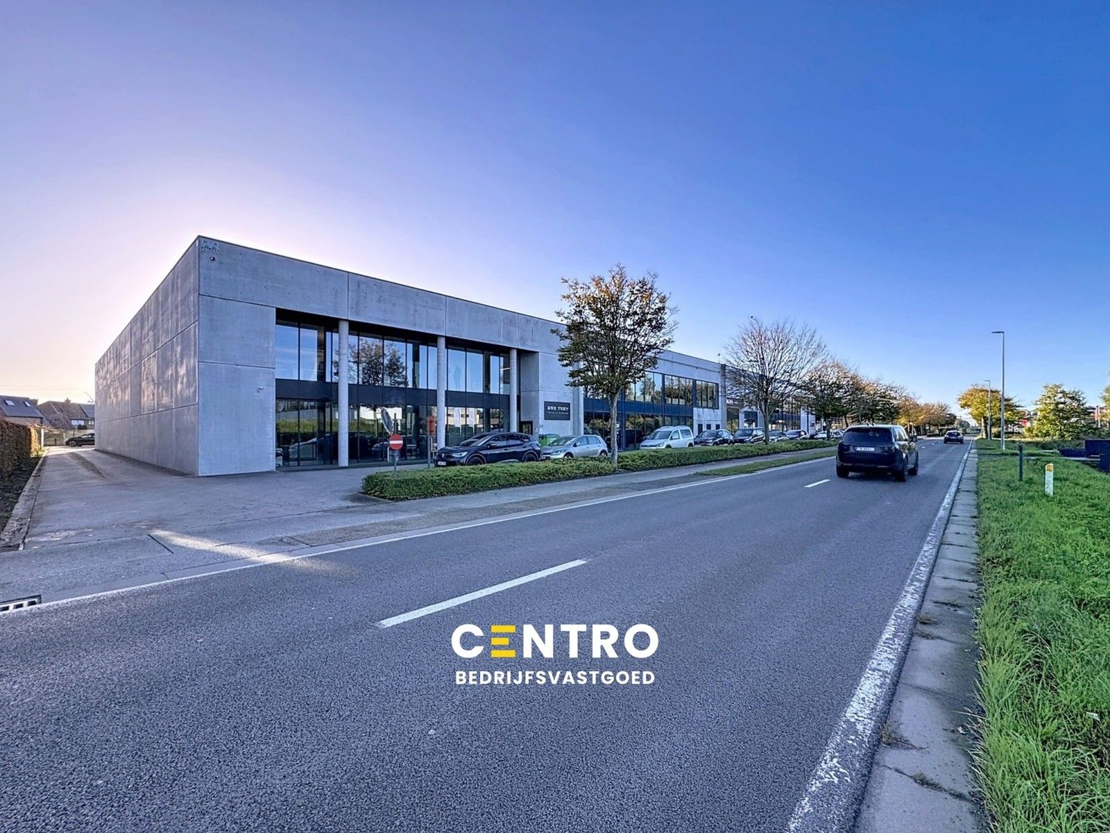 Exclusieve KANTOORRUIMTE (380 m²) met UITSTRALING op toplocatie (op 500m van autosnelwegen), voorzien van modern comfort en maximale zichtbaarheid te Loppem! foto {{pictureIndex}}