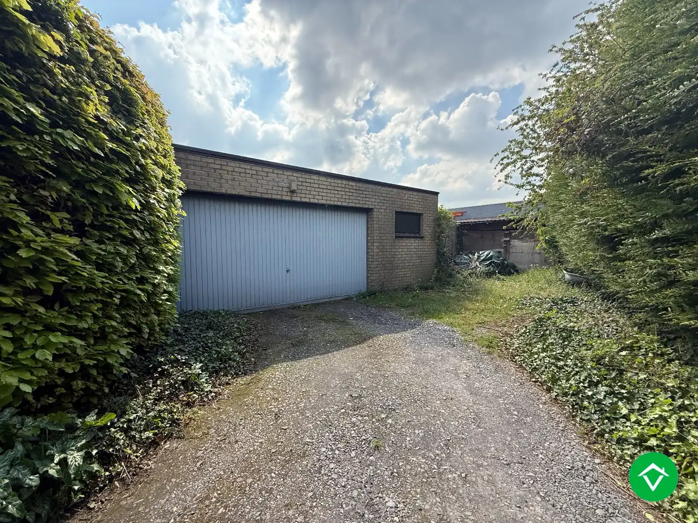 Rustig gelegen gelijkvloerse halfopen woning met 2 slpk's + dubbele garage foto 19