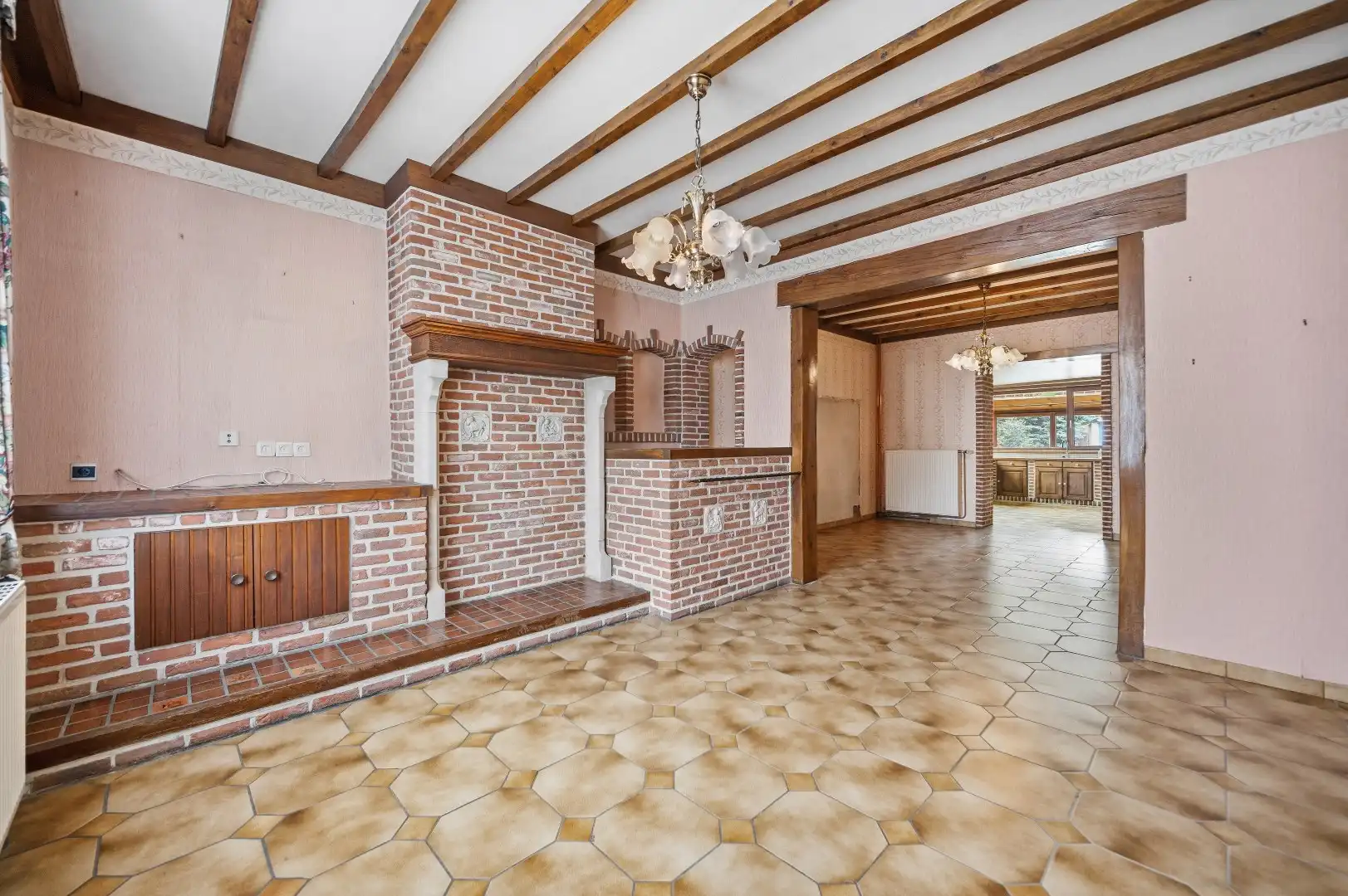 Ruime te renoveren rijwoning met ontzettend veel potentieel en een leuke tuin foto 6