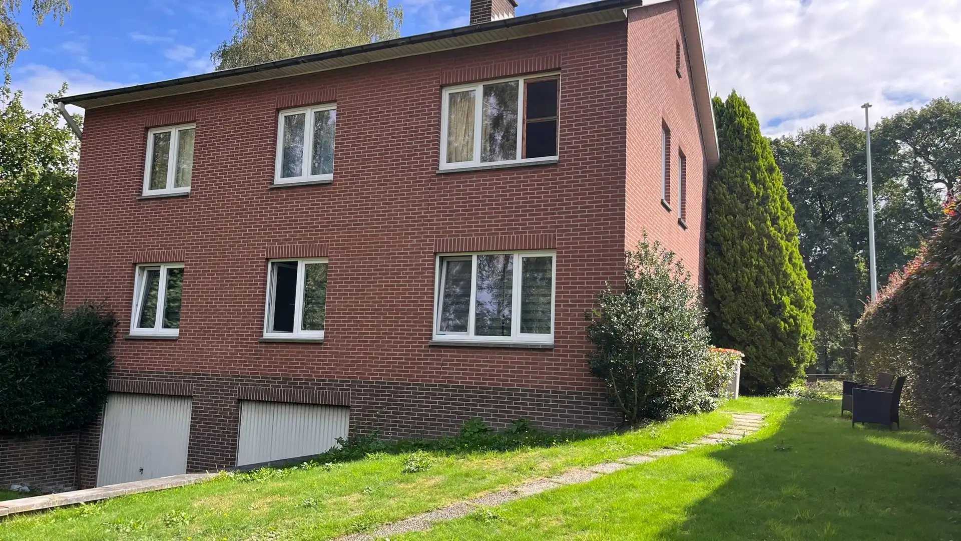 Gelijkvloers appartement met twee slaapkamers, tuin en garage. foto 2