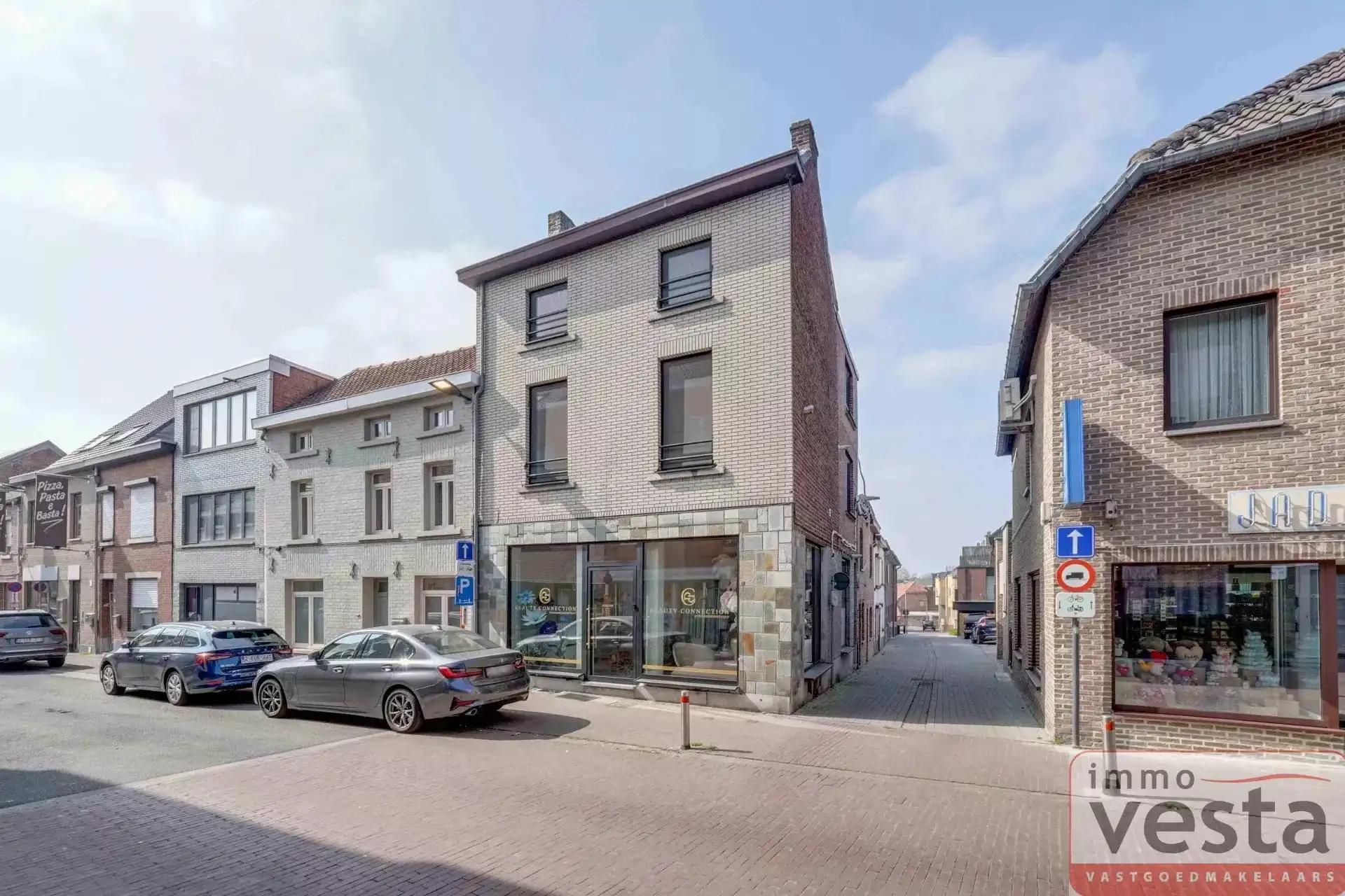 Goedgelegen, volledig gerenoveerd handelspand met woonst foto 2