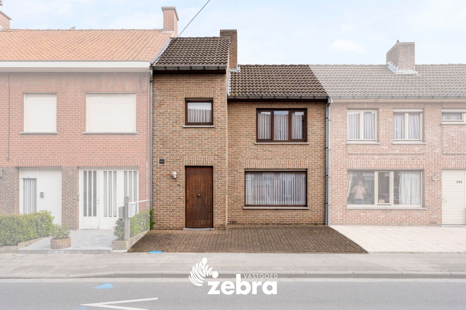 Hoofdfoto van de publicatie: Licht op te frissen woning met drie slaapkamers, garage en uitweg te Rumbeke!