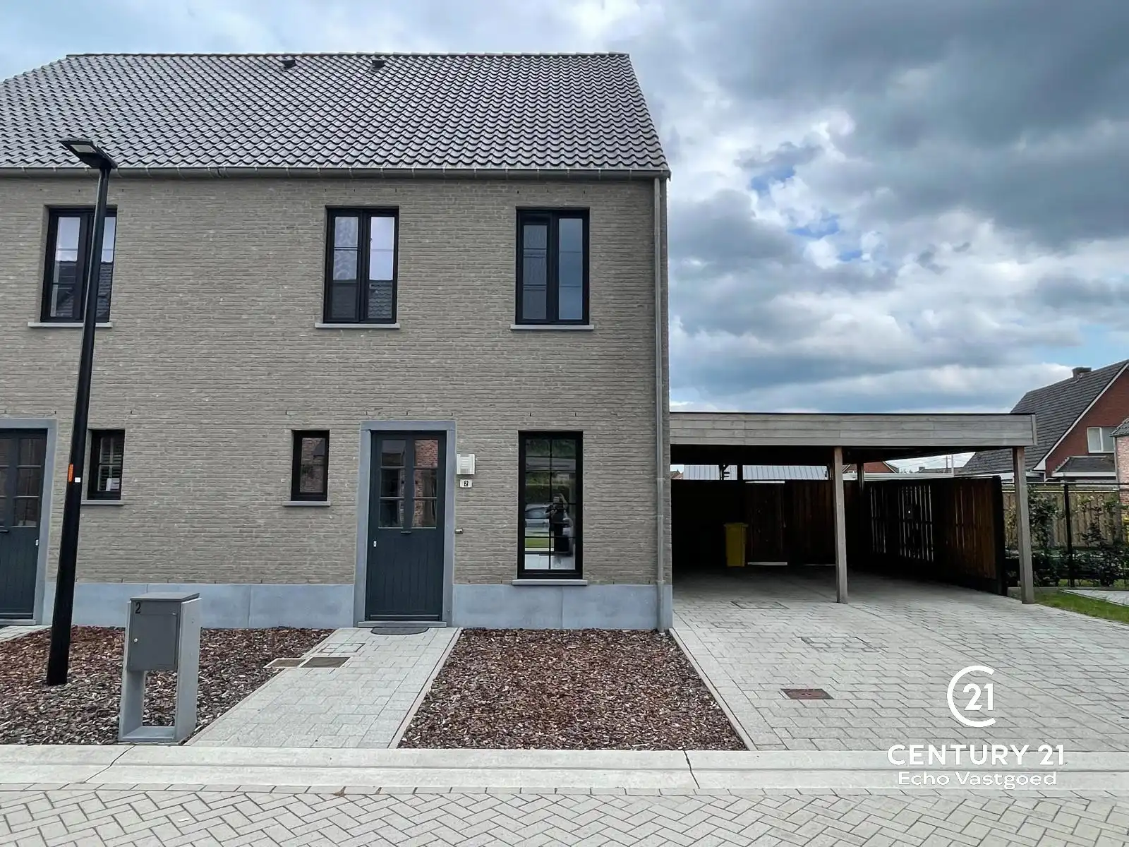 Instapklare ruime woning in een rustige nieuwe verkaveling. foto {{pictureIndex}}