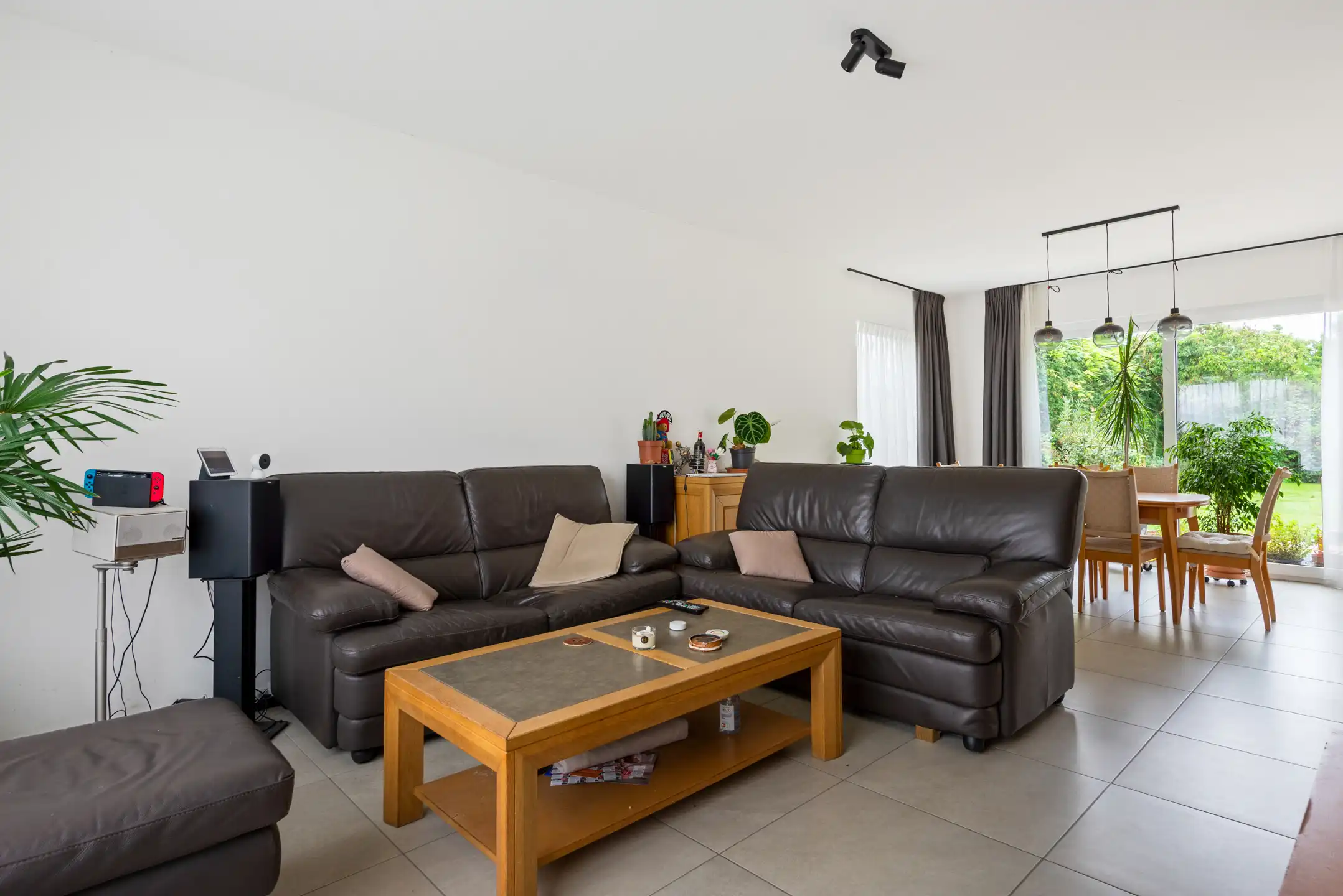 Moderne, instapklare Bungalow met 4 slpk. en 2 badk. en bijgebouw op 12 are 30 ca foto 13