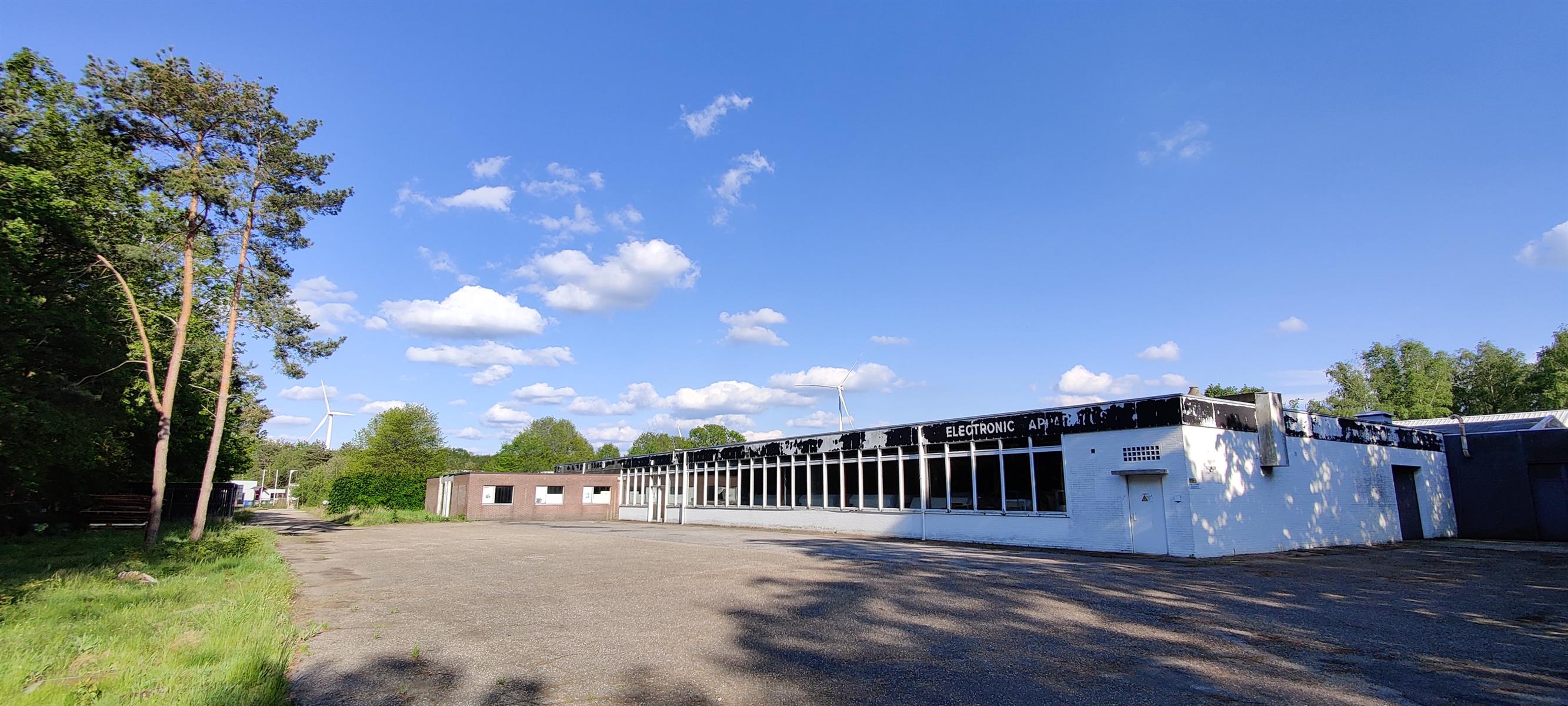 Industriegrond circa 25500 m² met bedrijfsgebouw en loods foto 2