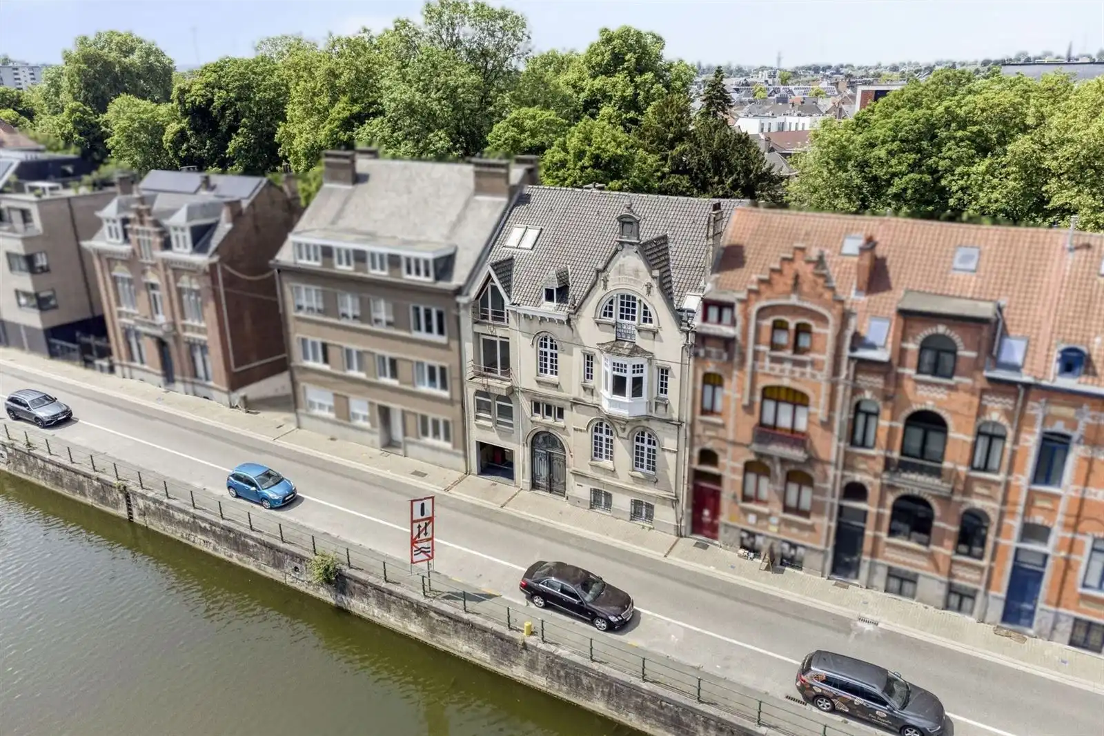 Ruime herenwoning met voormalige dokterspraktijk foto 2