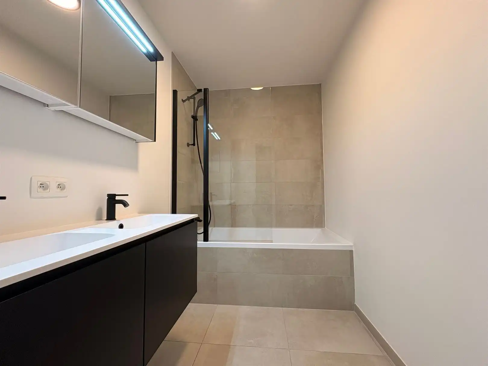 Modern en instapklaar gelijkvloers appartement met terras, tuin en ondergrondse staanplaats in Grembergen foto 8